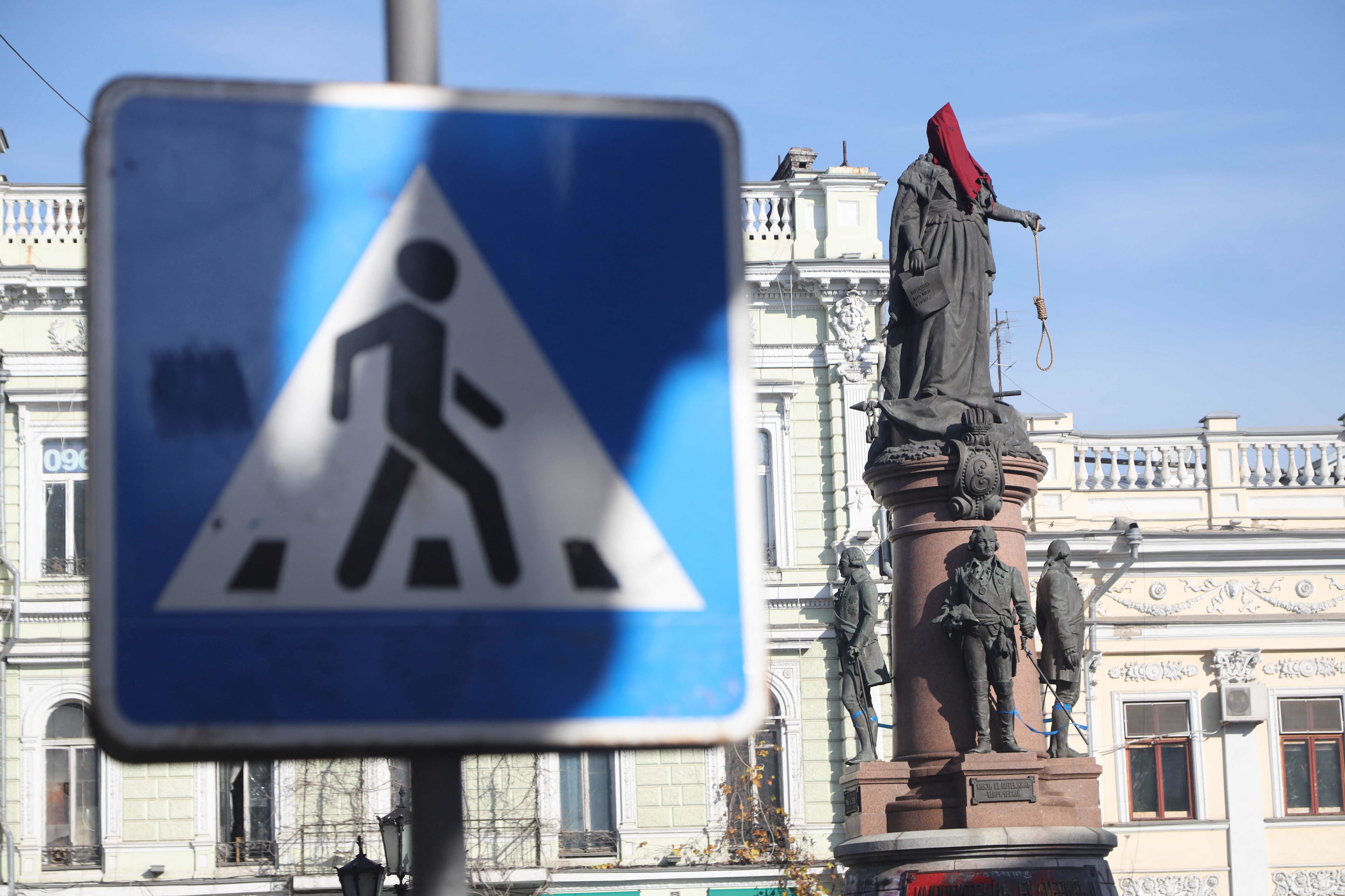 Activistas colocan un capucha de verdugo a Catalina la Grande y ponen una soga en su mano, en el monumento a la emperatriz de Rusia, en Odesa, Ucrania.