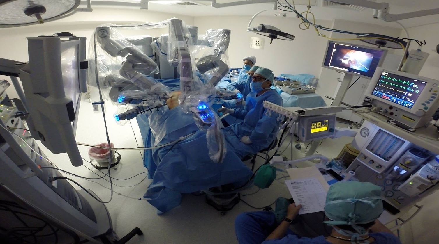 Intervención de cirugía con el robot quirúrgico Da Vinci.