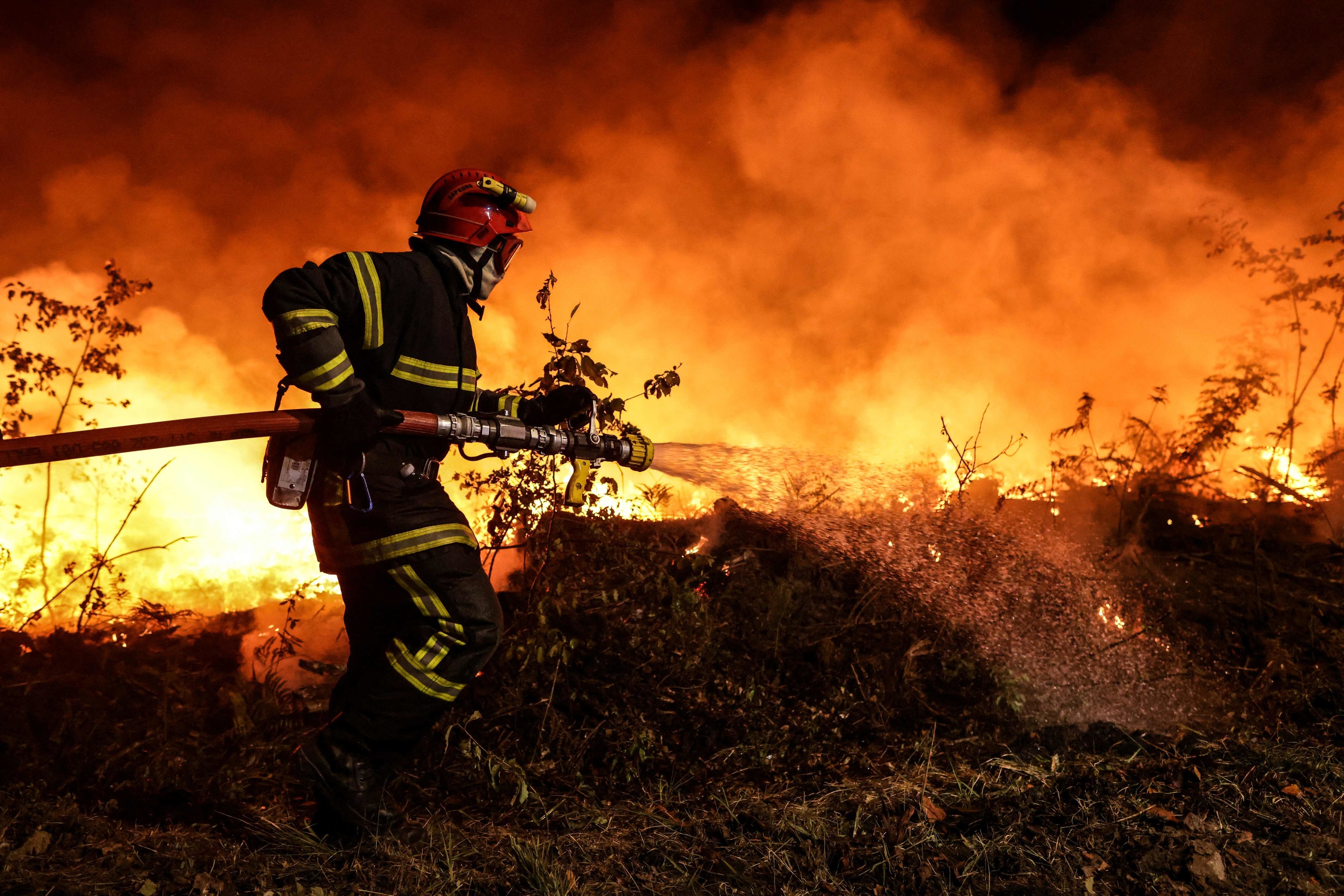 Un bombero intenta combatir un incendio forestal cerca de Gironda (Francia), el pasado verano.