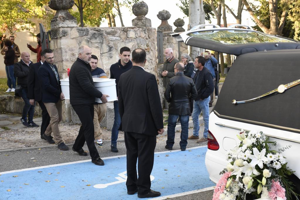 Traslado del fretro de Olivia, tras el funeral en la iglesia de San Nicols de Bari de Torrecaballeros (Segovia).