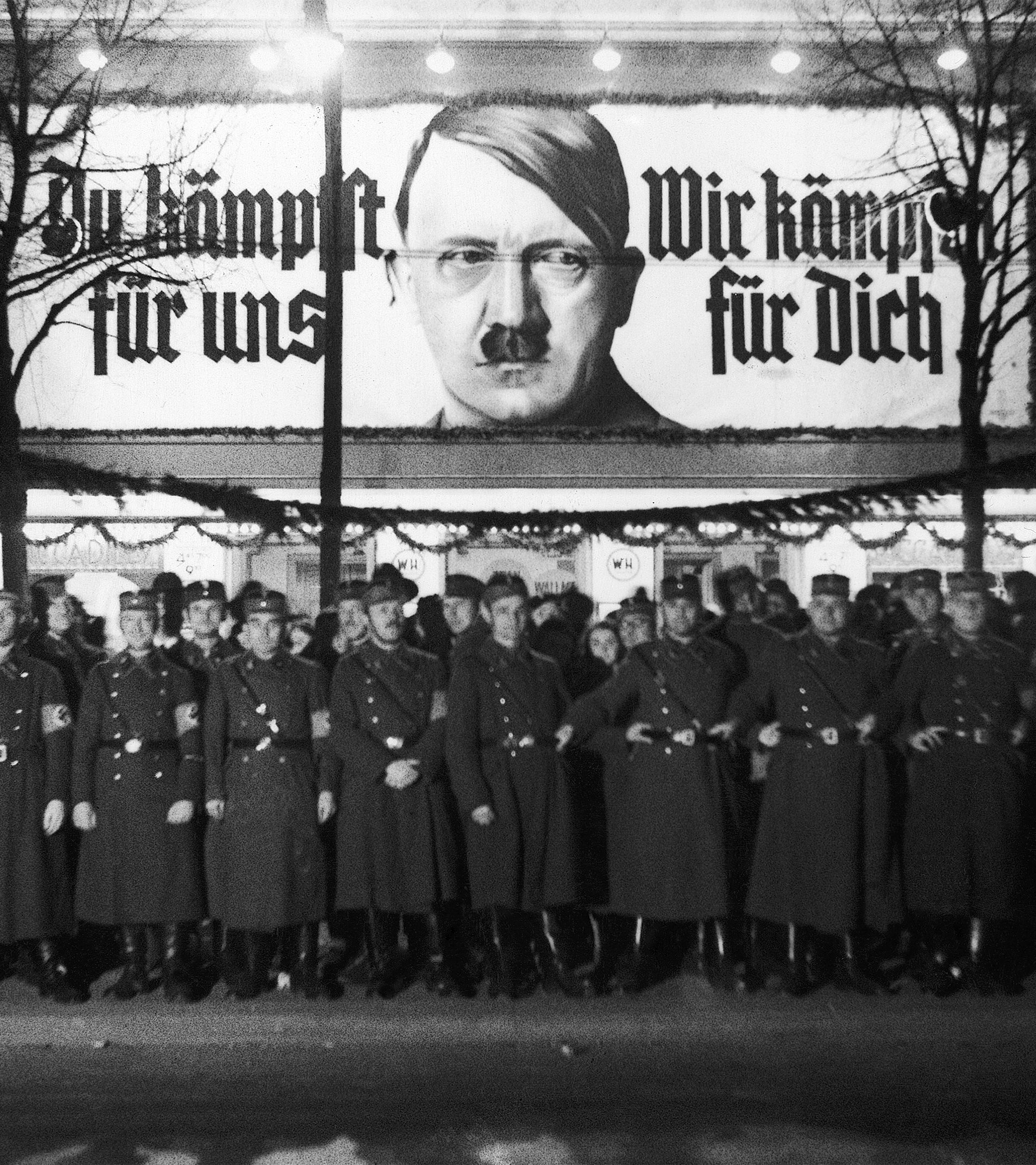 Miembros de las SS y de las SA aguardan el paso de Hitler en Berln en marzo de 1936.