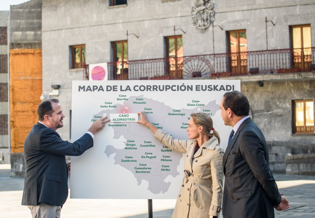 Carlos Iturgaiz junto a Raquel Gonzlez y Eduardo Andrade con el mapa de los casos de corrupcin presentado en Alonsotegi.