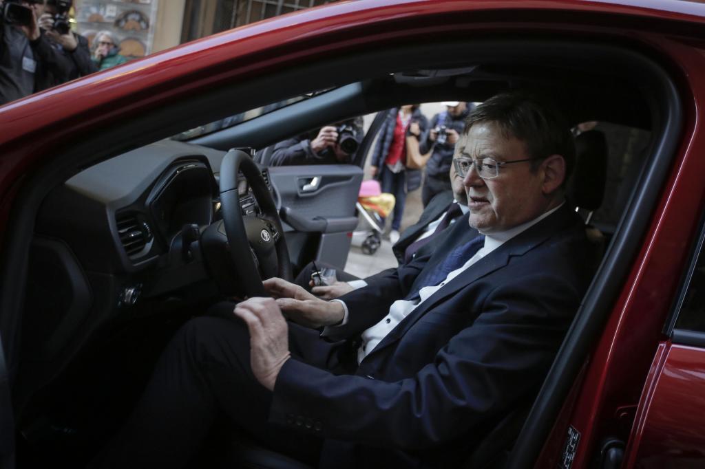 El presidente de la Generalitat, Ximo Puig, en el interior de un Ford Kuga.
