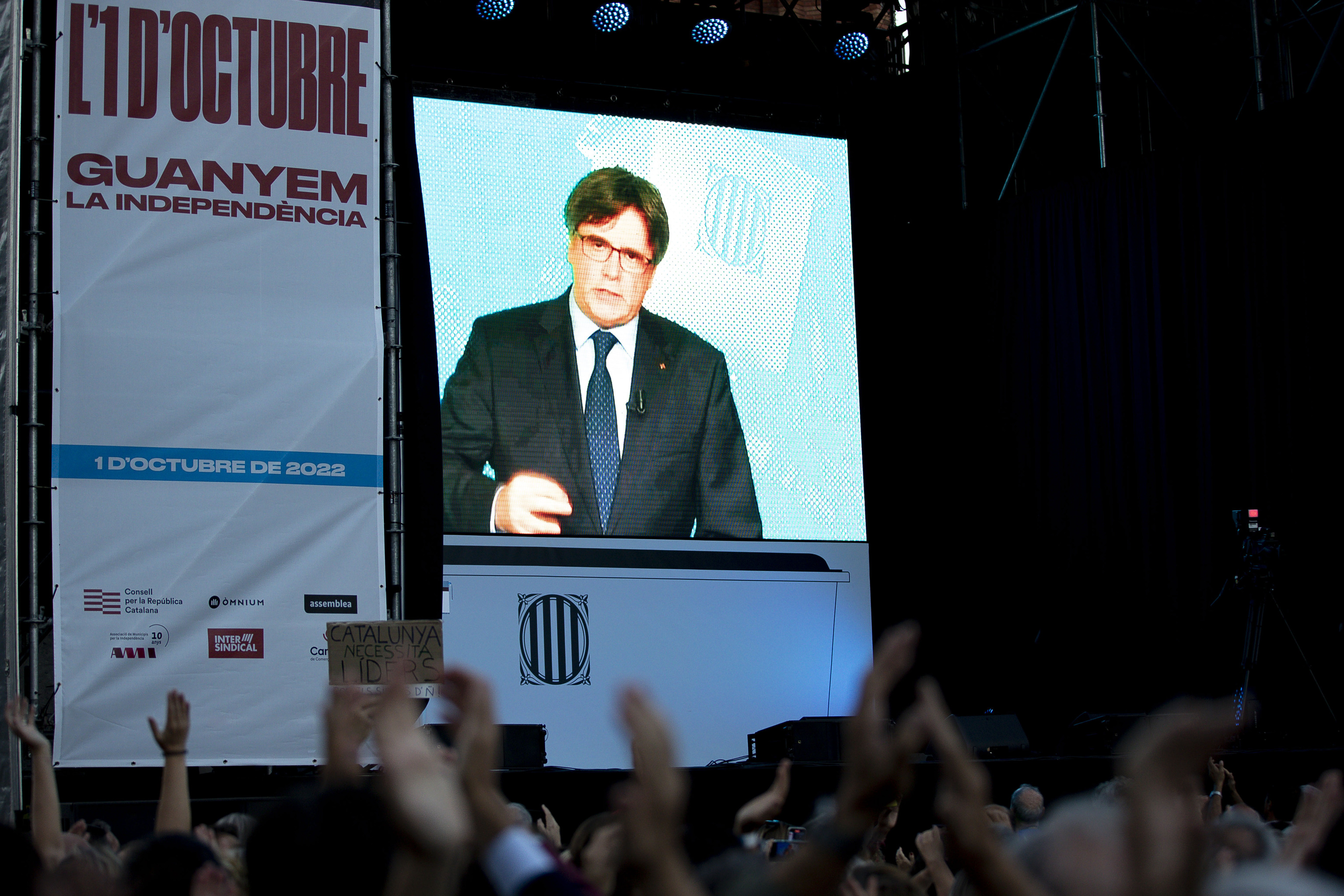Carles Puigdemont se dirige a los manifestantes por el quinto aniversario del 1-O.