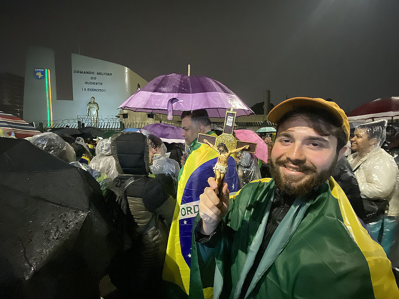 Luiz Felipe, seguidor de Bolsonaro, se manifiesta en Sao Paulo.