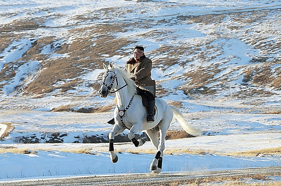 Kim Jong-un montando un caballo blanco.