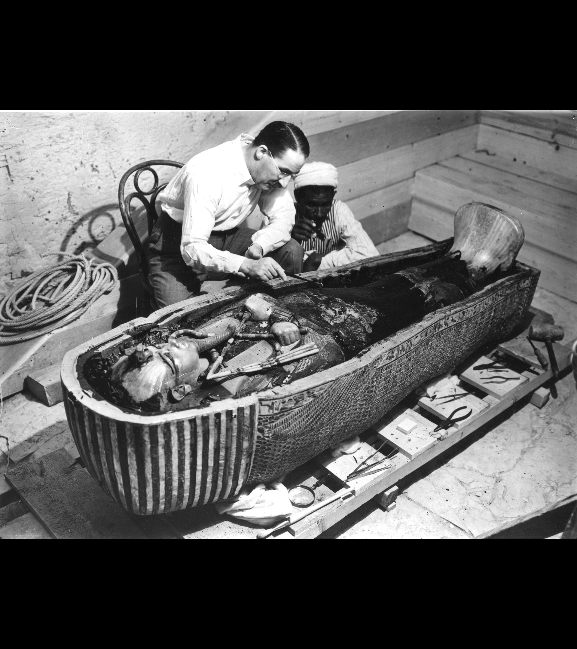 Howard Carter examinando la tumba