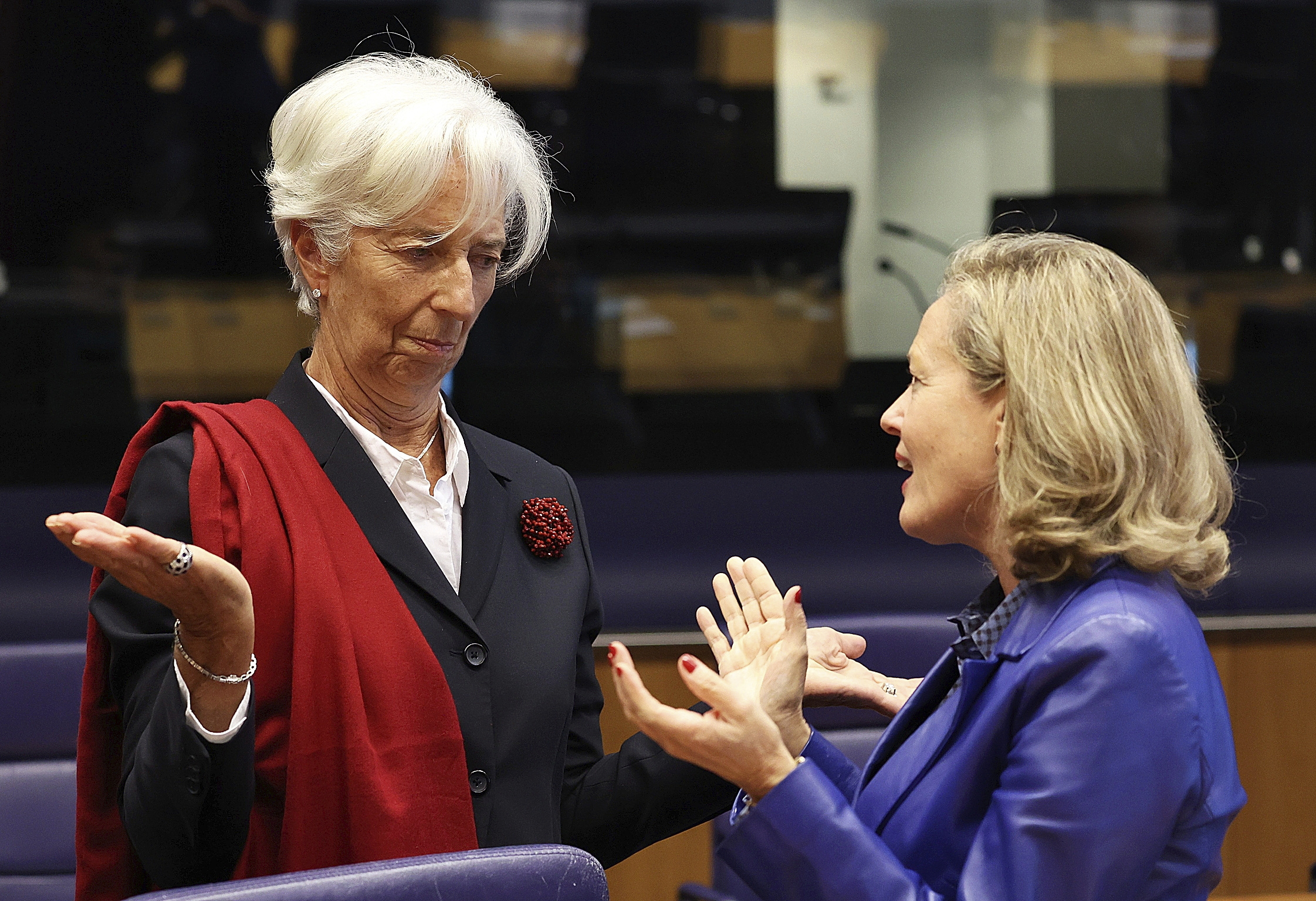 La presidenta del BCE, Christine Lagarde y la vicepresidenta primera, Nadia Calviño, en un consejo de ministros de la UE en Luxemburgo el pasado octubre.
