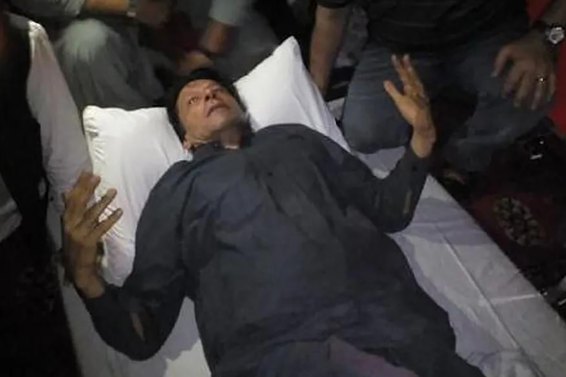 El ex presidente paquistan Imran Khan, tras ser herido en una pierna. AP