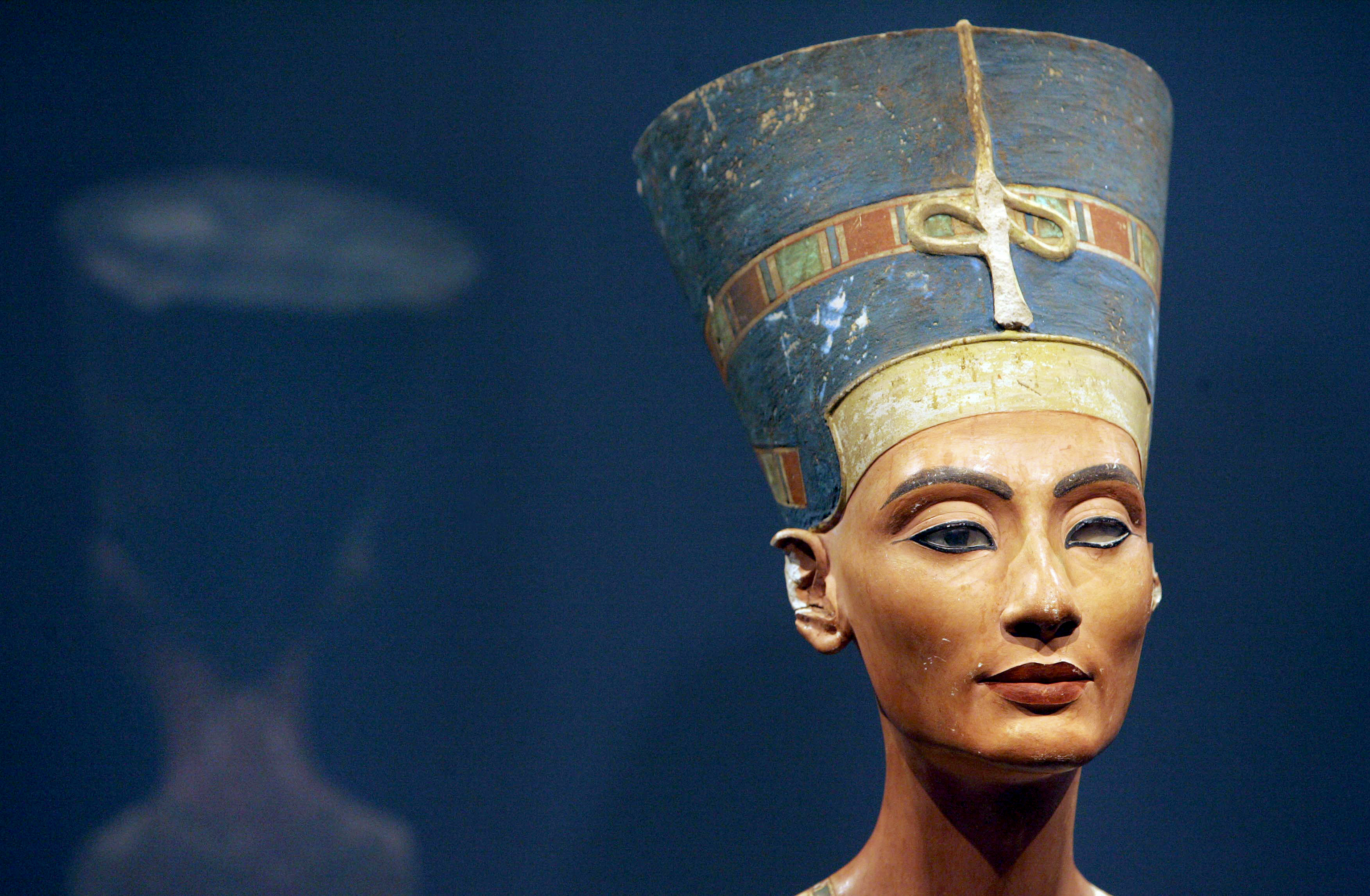 El busto policromado de Nefertiti en la exposicin "La luz de Amarna", en el Museo Nuevo