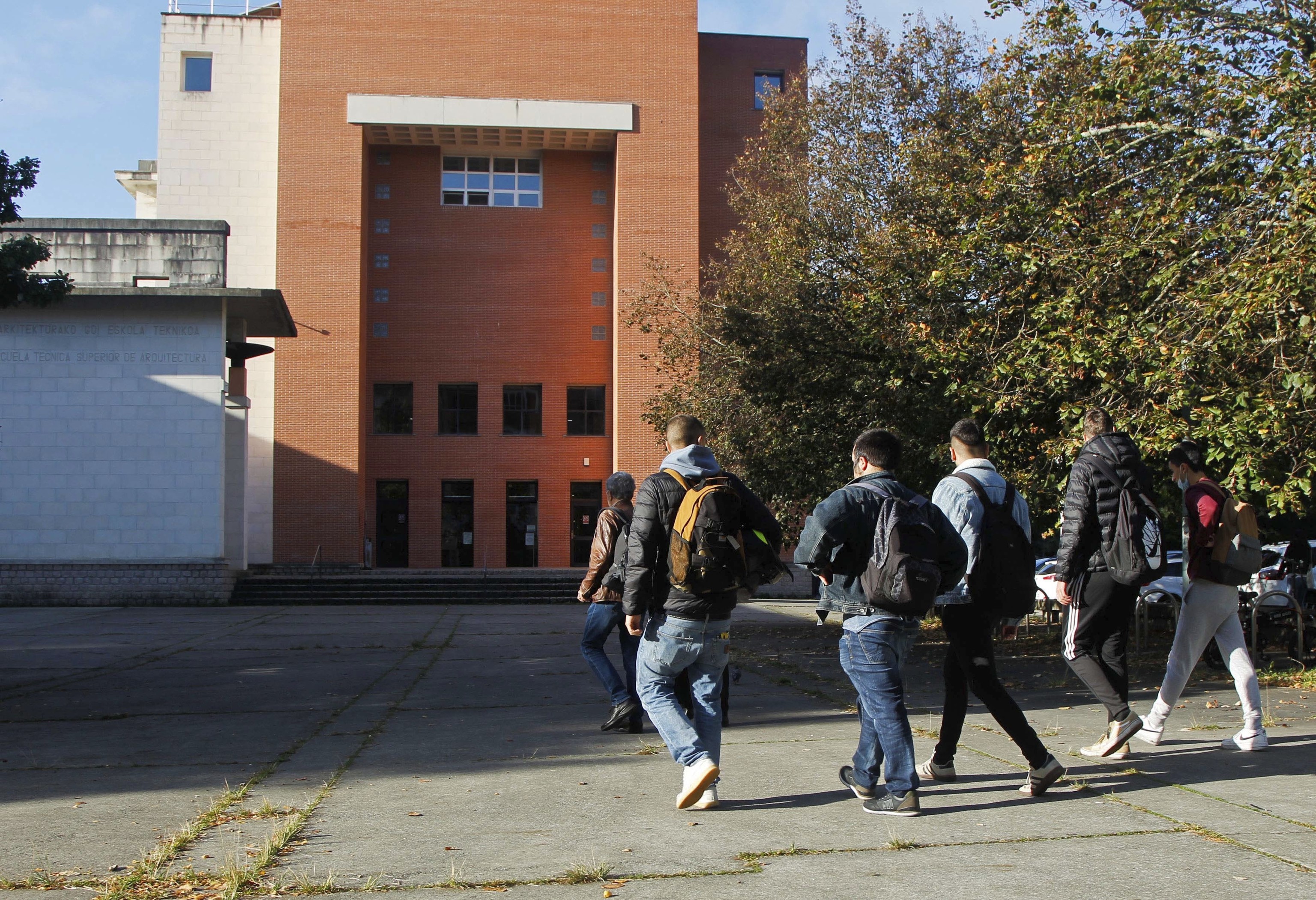 Alumnos entrando a la Universidad