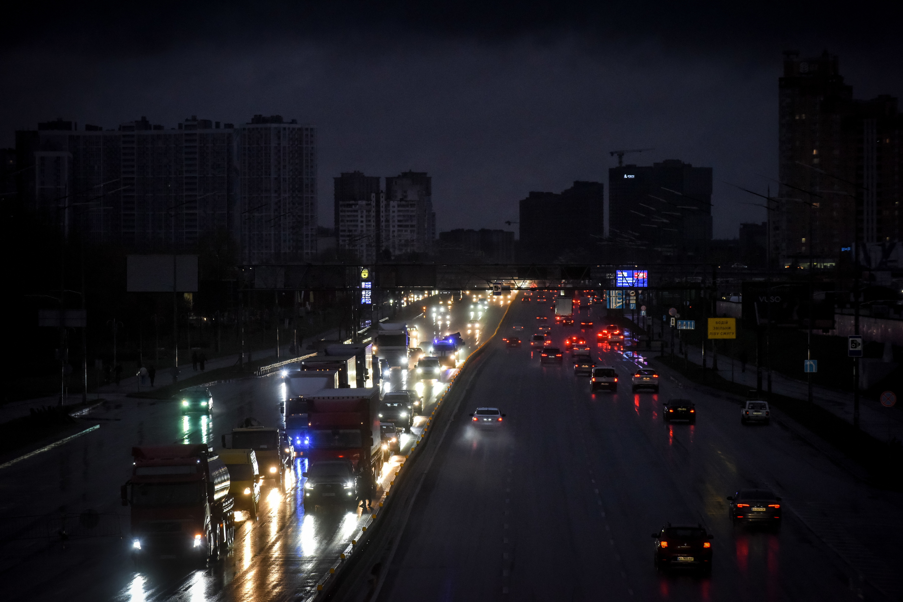 Trfico en una calle a oscuras de Kiev.