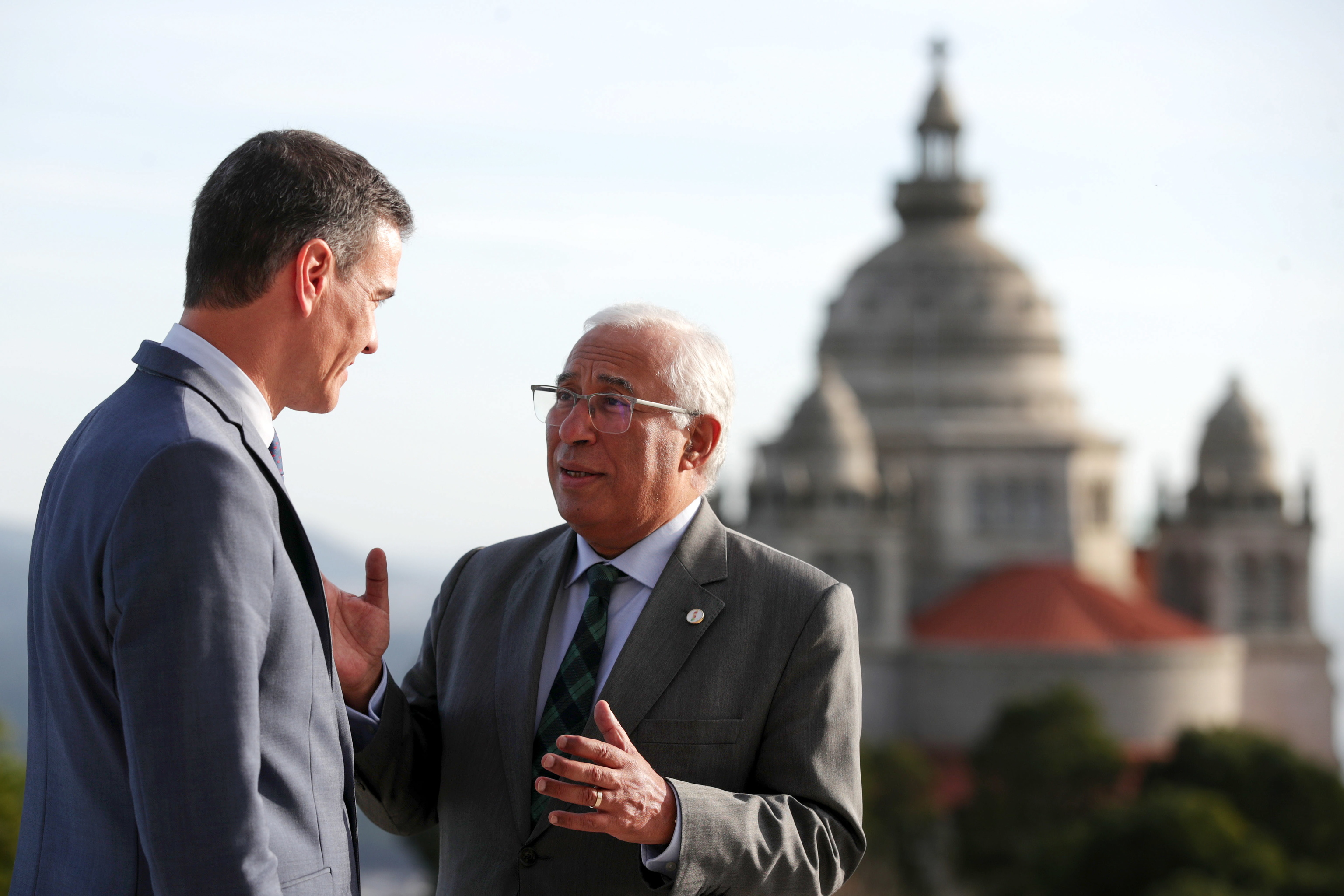 Pedro Sánchez, presidente del Gobierno de España, y António Costa, su homólogo en Portugal, este viernes en Viana do Castelo.