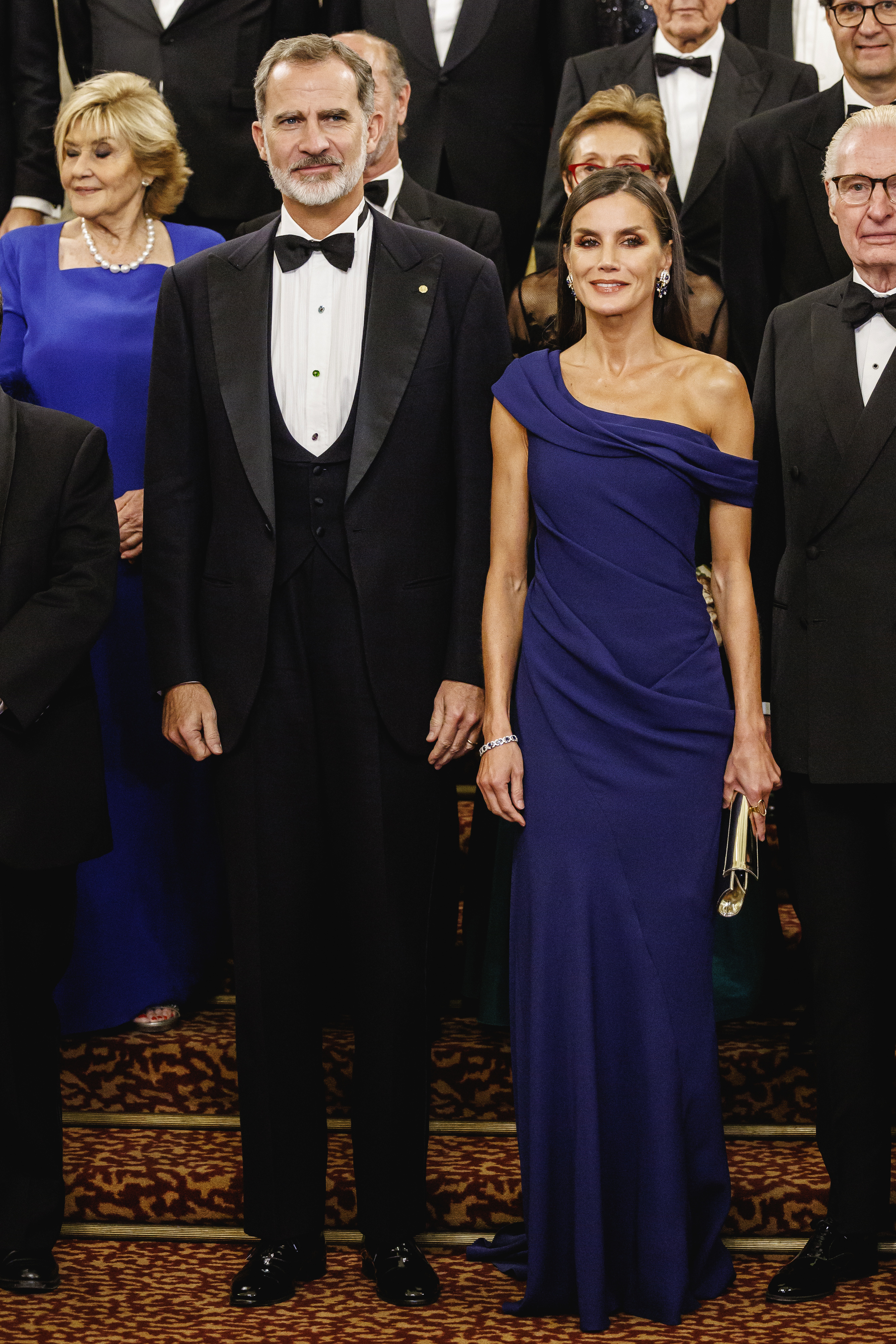 El Rey Felipe VI y la Reina Letizia en Barcelona, ella con un vestido de gala de Carolina Herrera que ya ha llevado en alguna ocasin