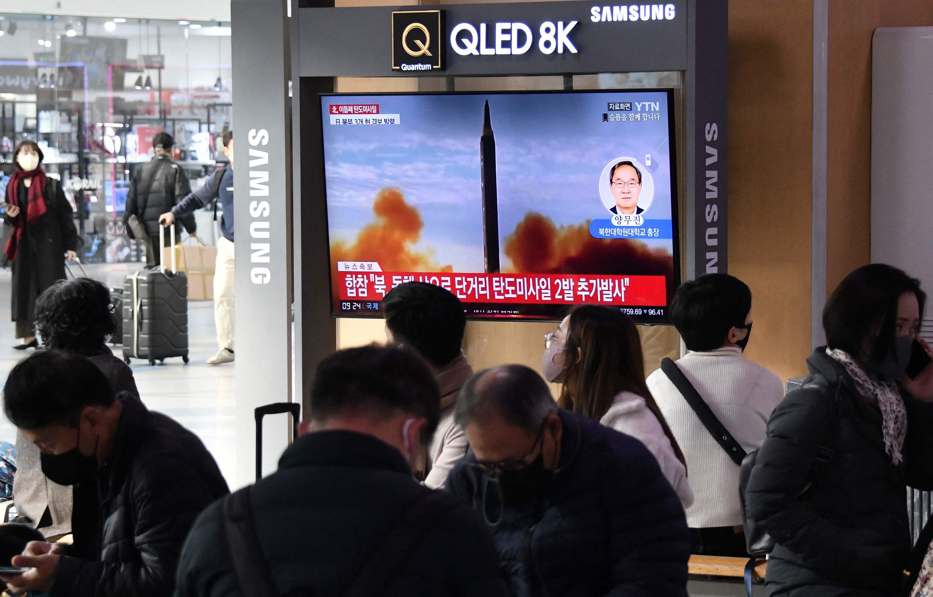 La televisin surcoreana muestra imgenes de los lanzamientos de misiles esta semana.