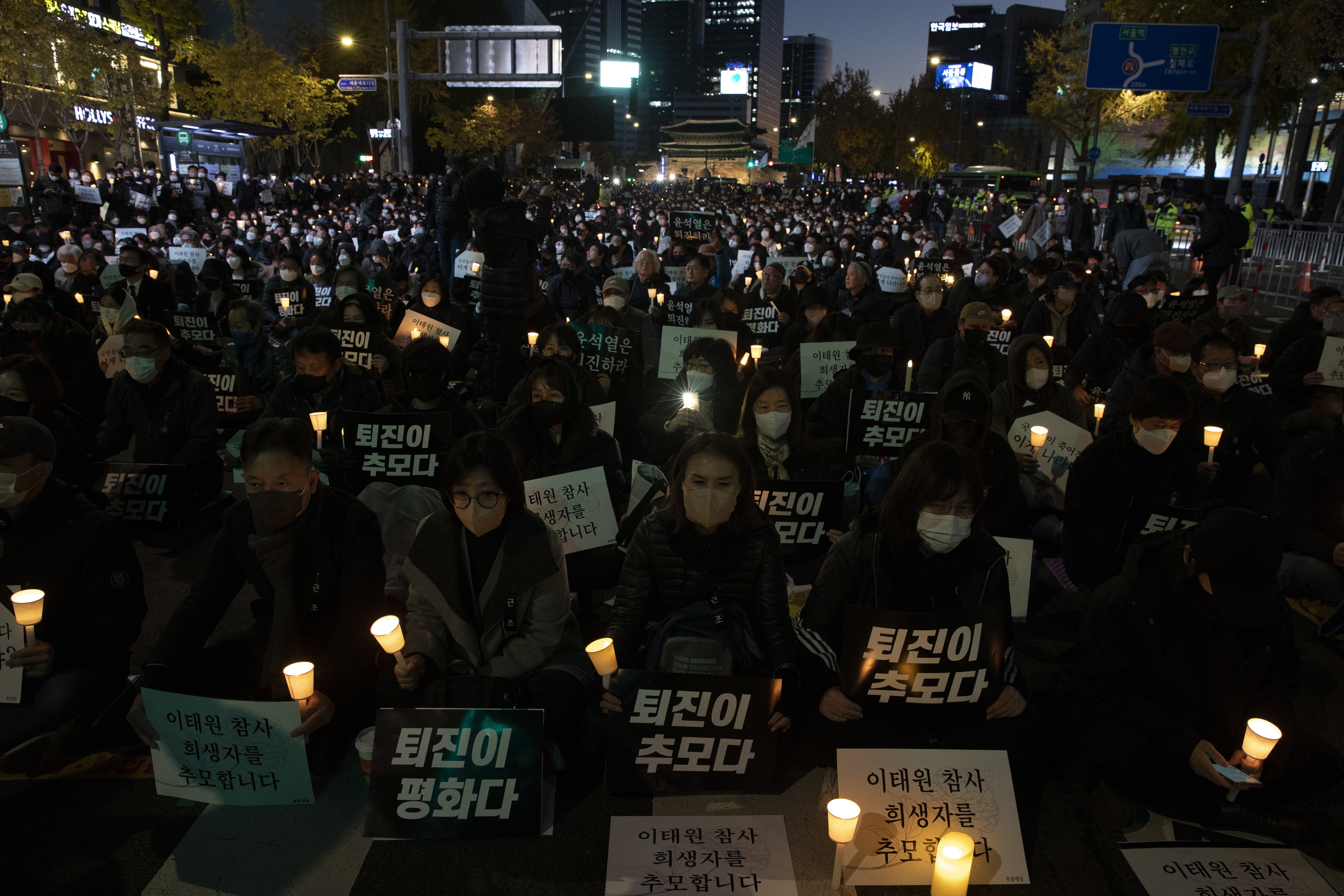 Ciudadanos participan en la vigilia por la tragedia vivida en Halloween, hoy, en Seúl.