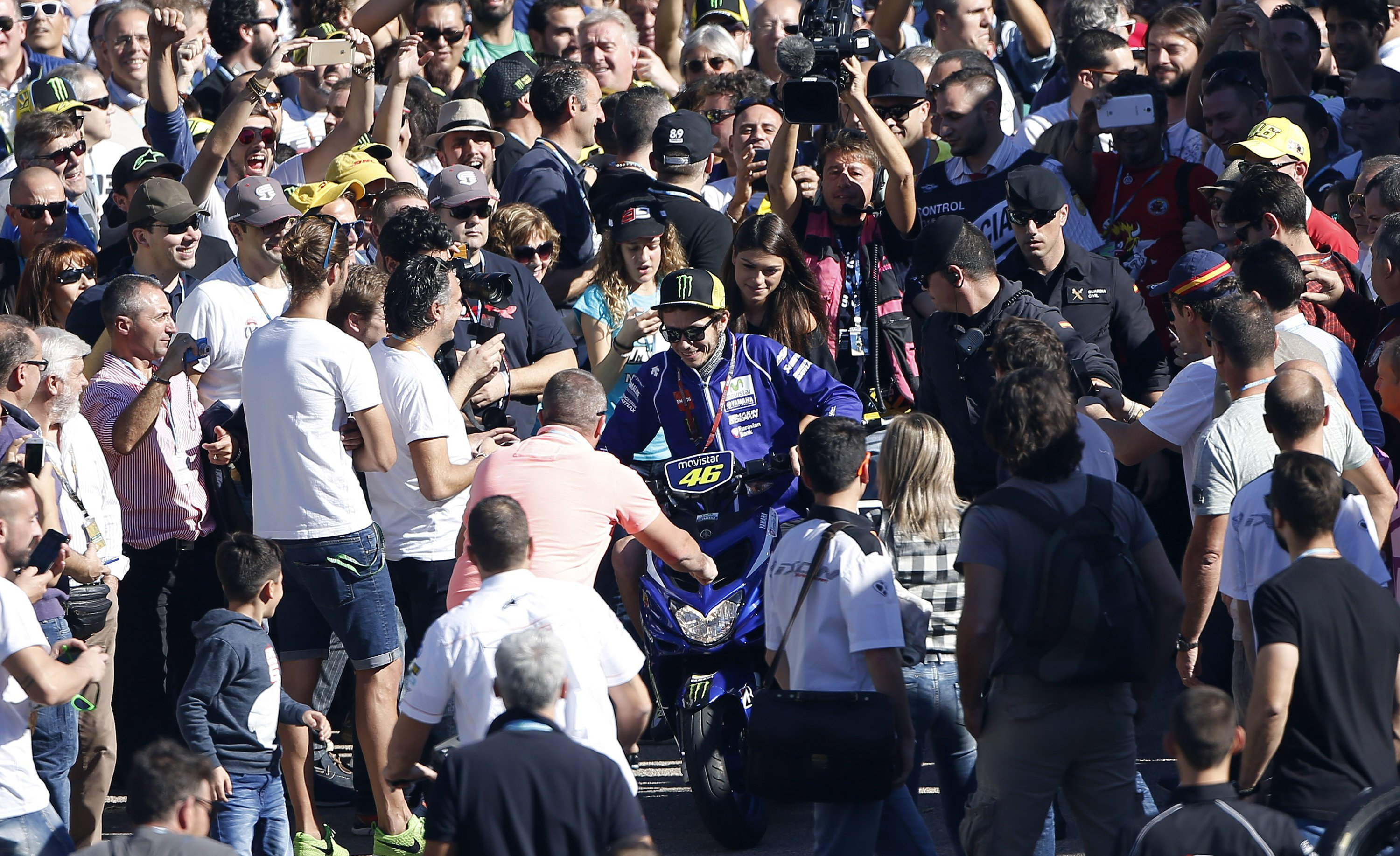Valentino Rossi, en 'scooter' por el 'paddock', aquel domingo en Cheste.