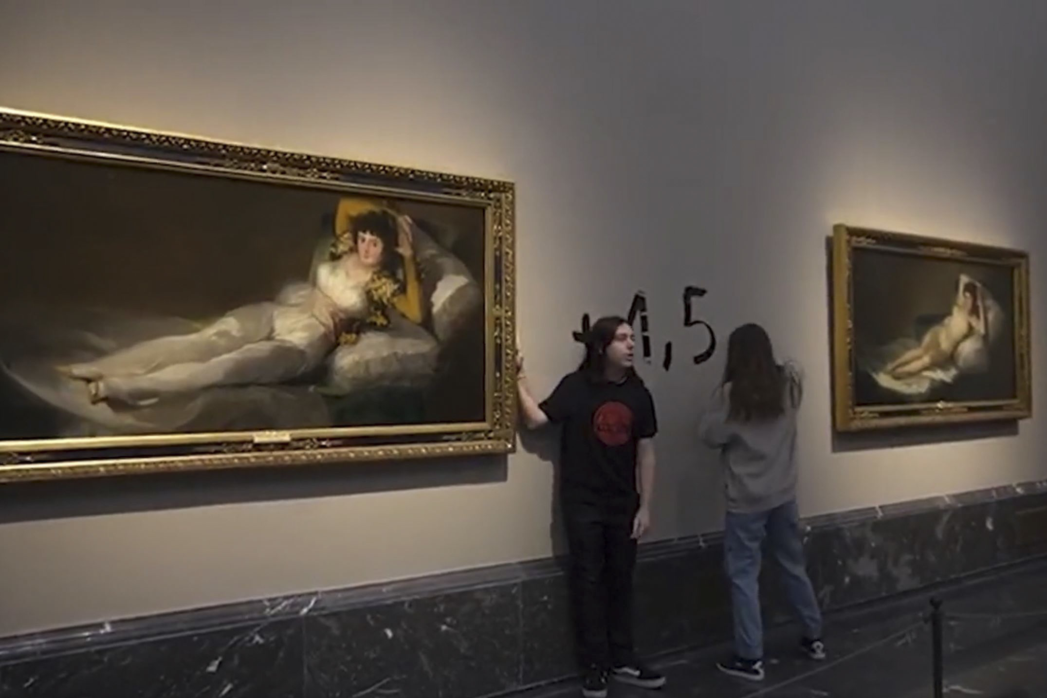 Captura de video del momento en el que dos activistas de la organizacin Futuro Vegetal se han pegado a los marcos de los cuadros de "La maja vestida" y "La maja desnuda" del Museo del Prado.