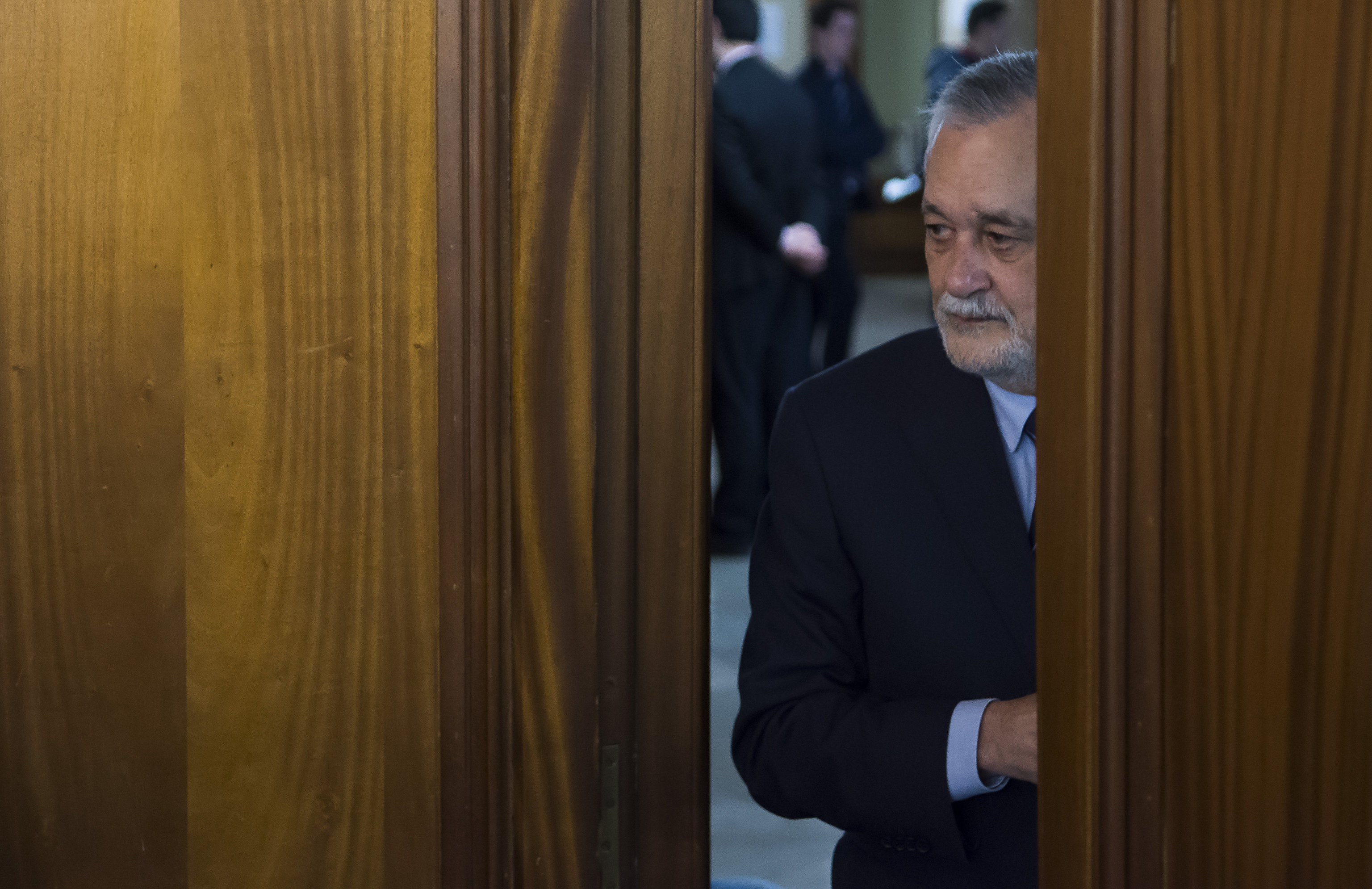 El ex presidente de la Junta, Jos Antonio Grin, accede a la sala de vistas de la Audiencia de Sevilla durante el juicio de los ERE, en mayo de 2018.