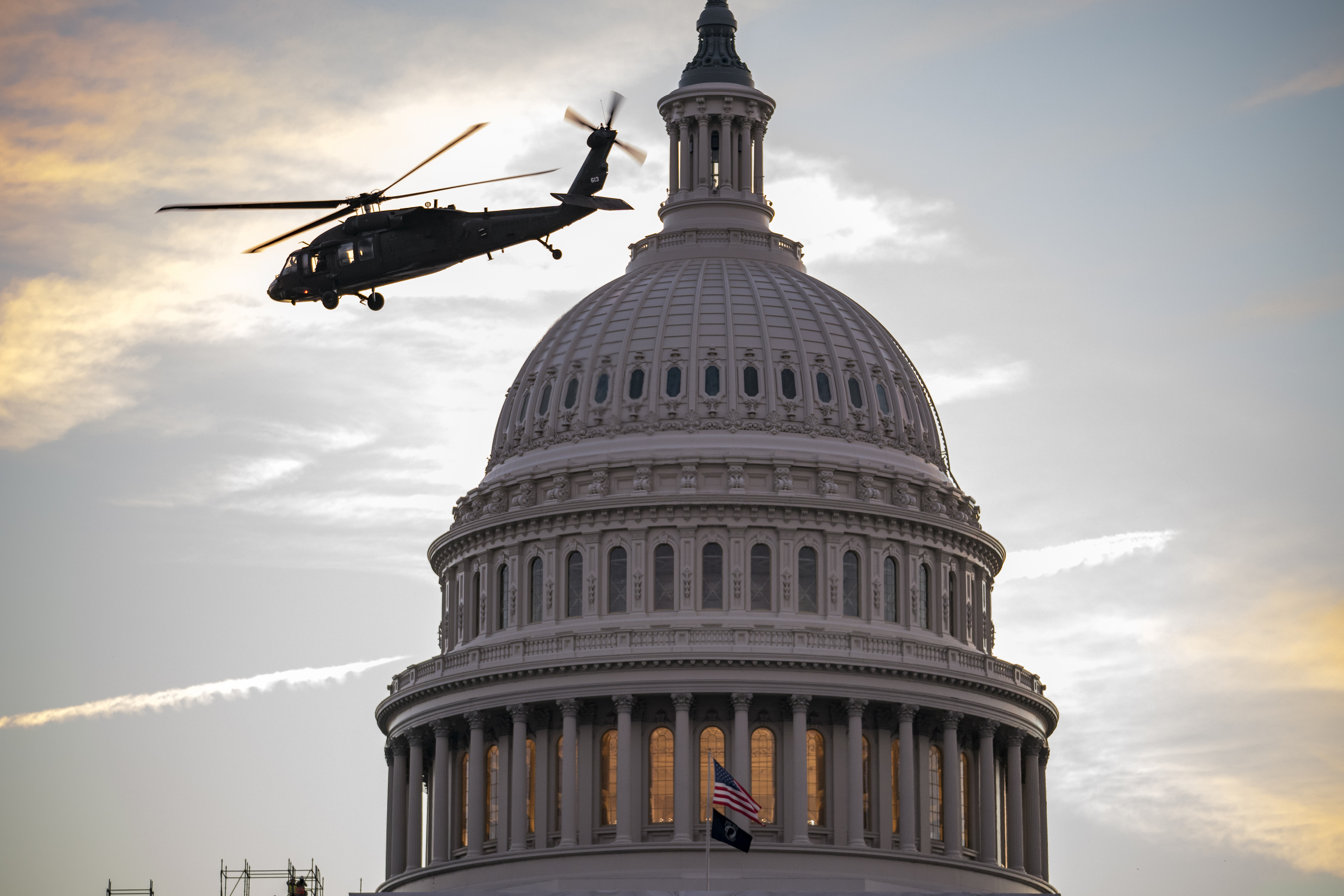 Un helicptero sobrevuela el Capitolio.