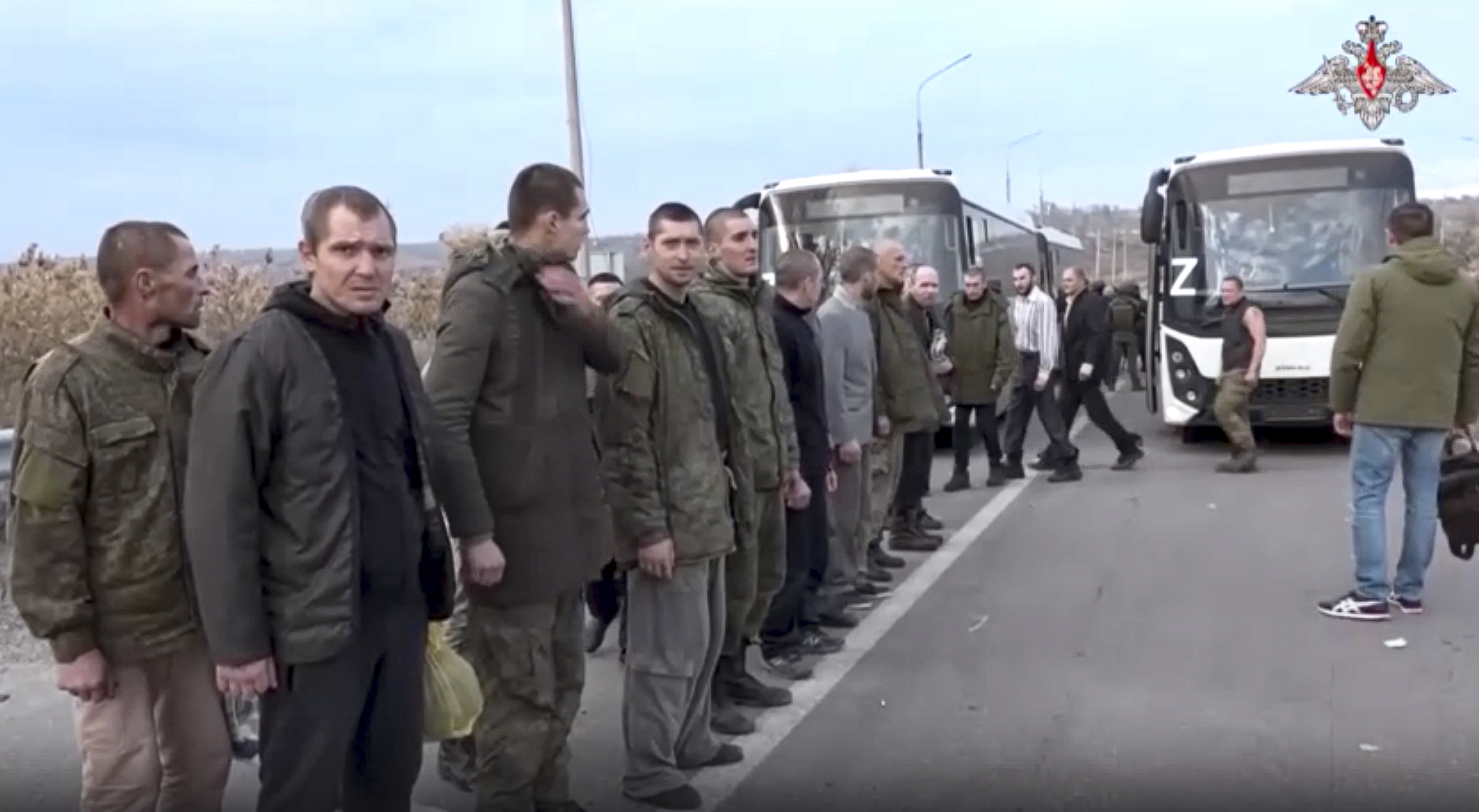 Soldados rusos liberados en Donetsk.