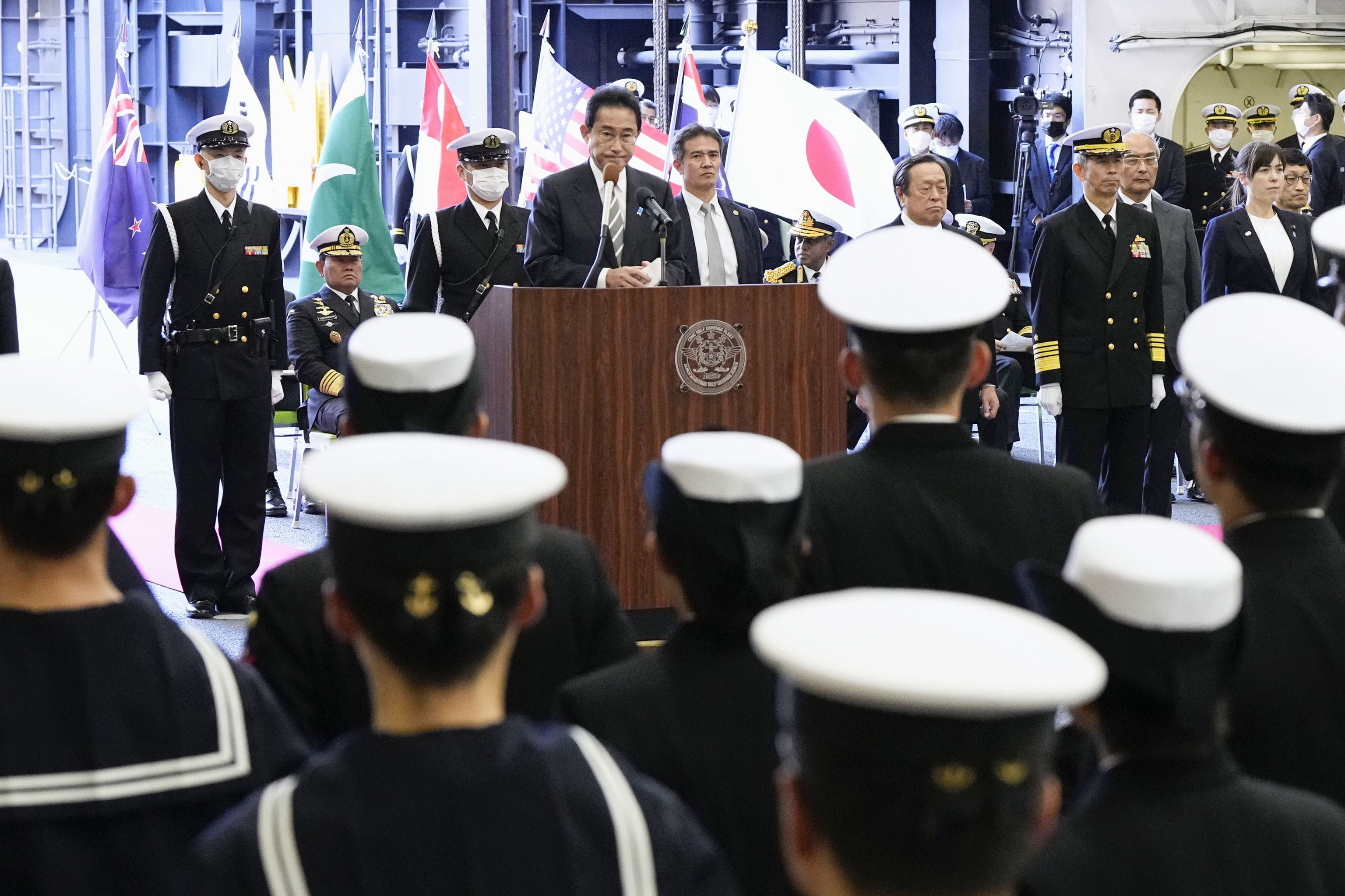 El primer ministro Fumio Kishida con las Fuerzas de Autodefensa Marítima de Japón.