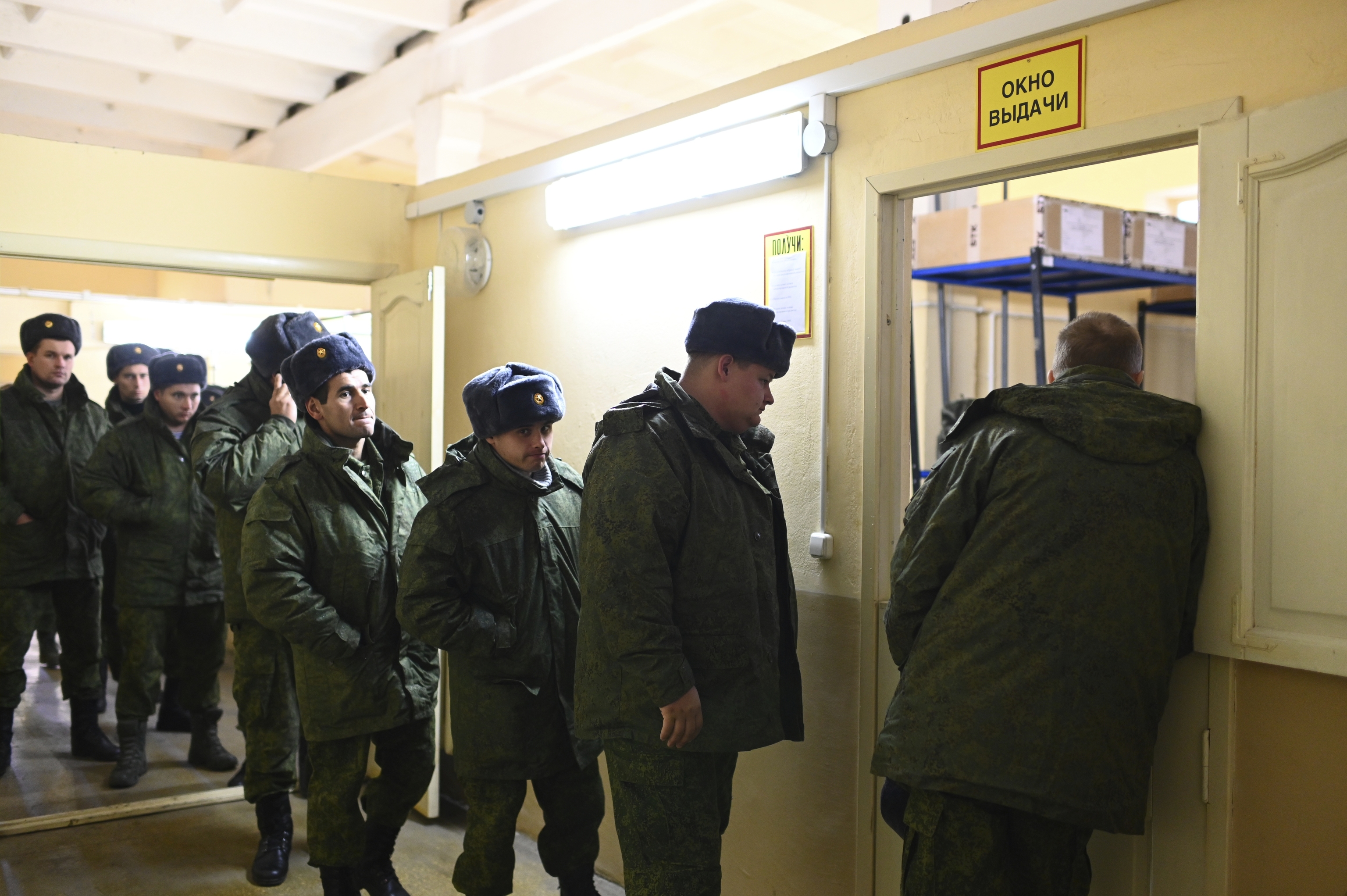 Los reclutas hacen fila para recibir su uniforme, en Rostov del Don (Rusia).
