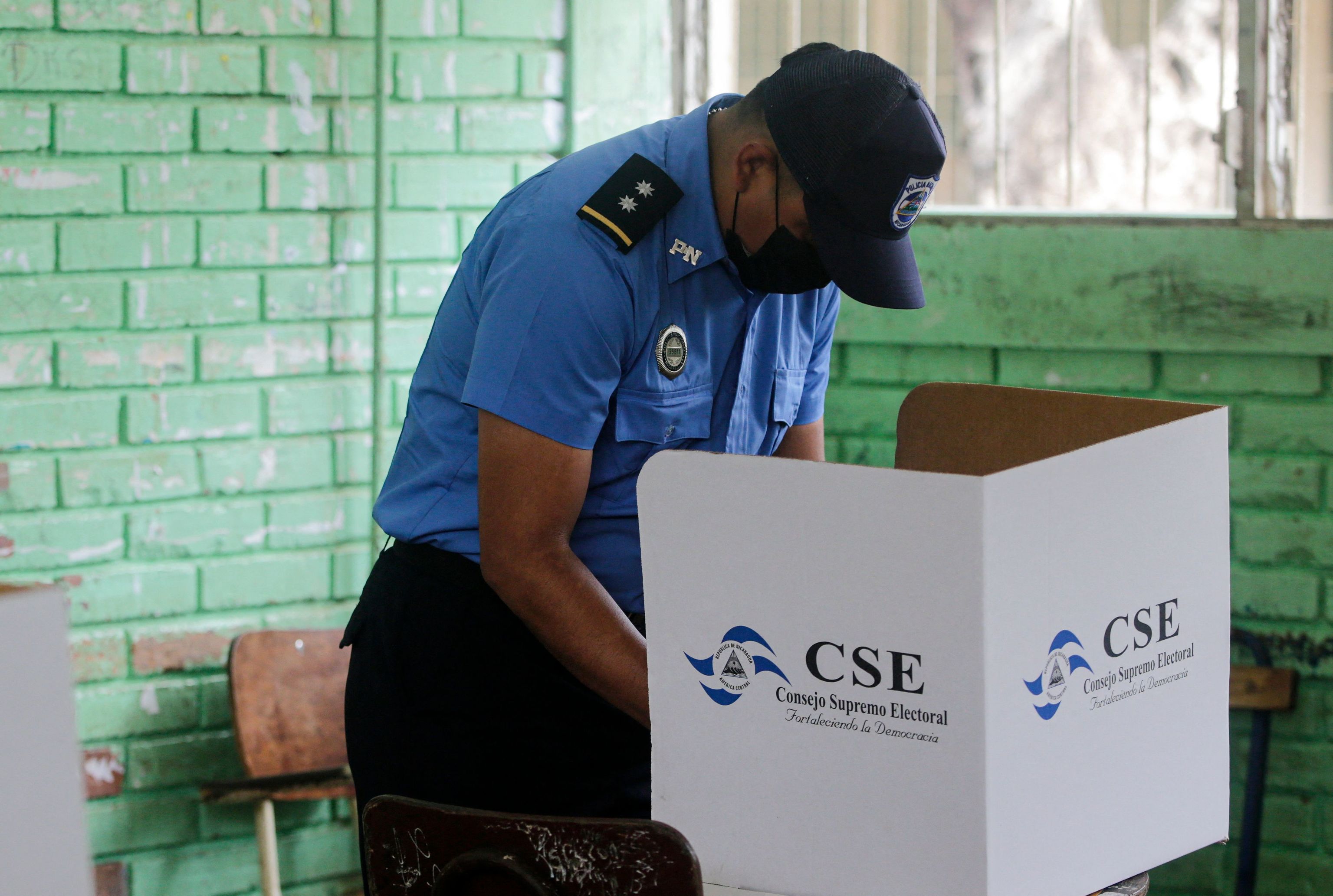 Un polica en un centro de votacin, hoy, en Managua.