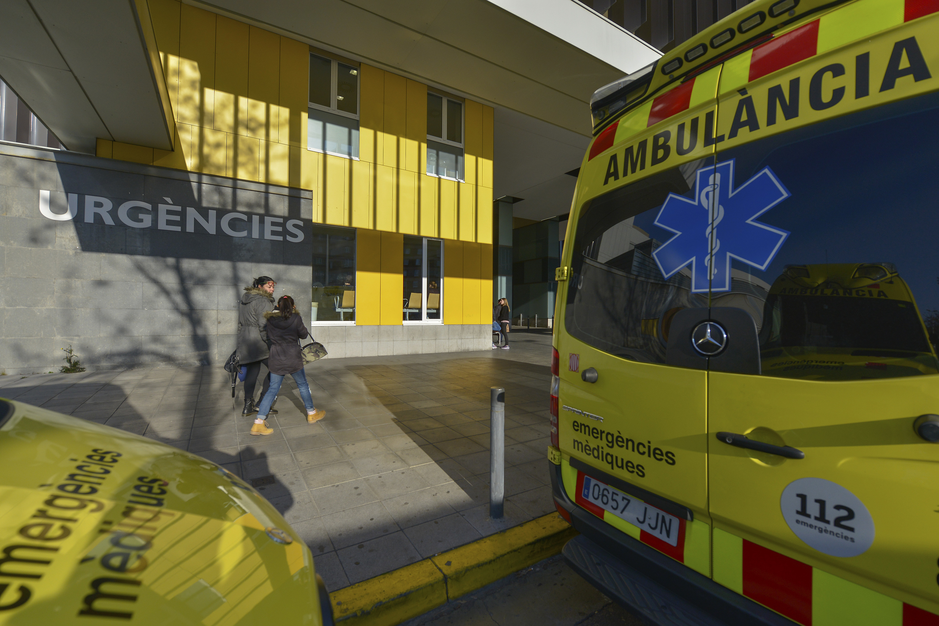 Una ambulancia a las puertas de un hospital barcelons.