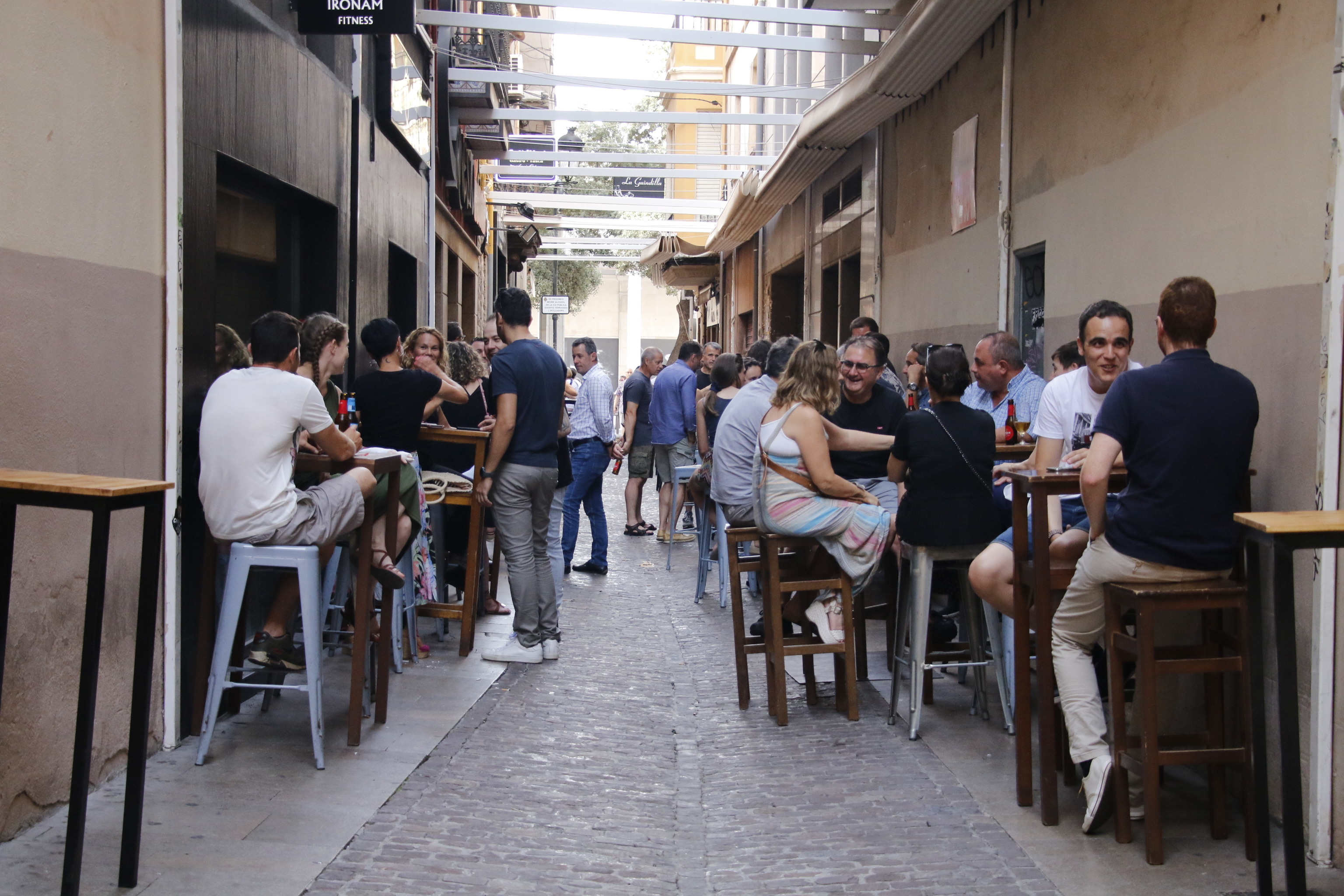 Varios grupos de personas consumen en la zona conocida como 'Tascas' en el centro de la ciudad de Castelln.