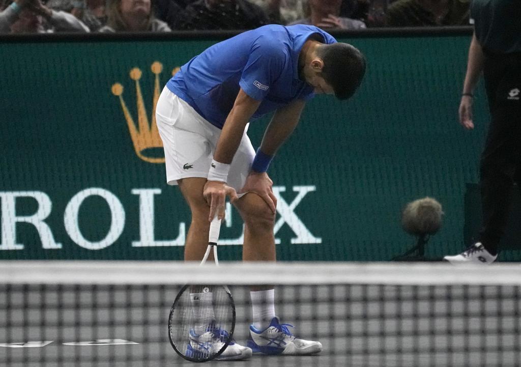 La fatiga de Djokovic durante la semifinal ante Tsitsipas en Pars.
