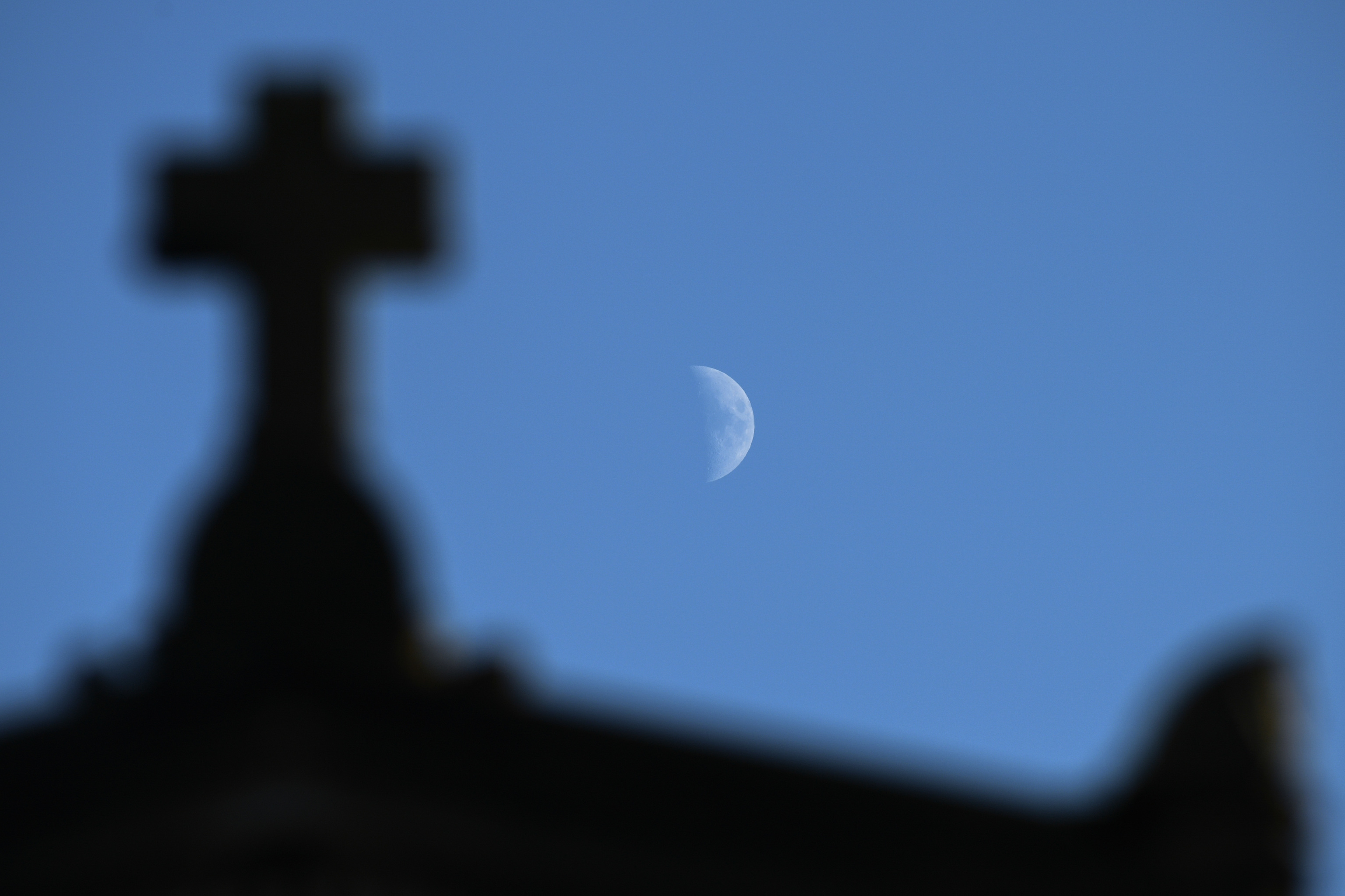 La pasada luna del 31 de octubre ponindose sobre el cementerio de San Salvador en Oviedo.