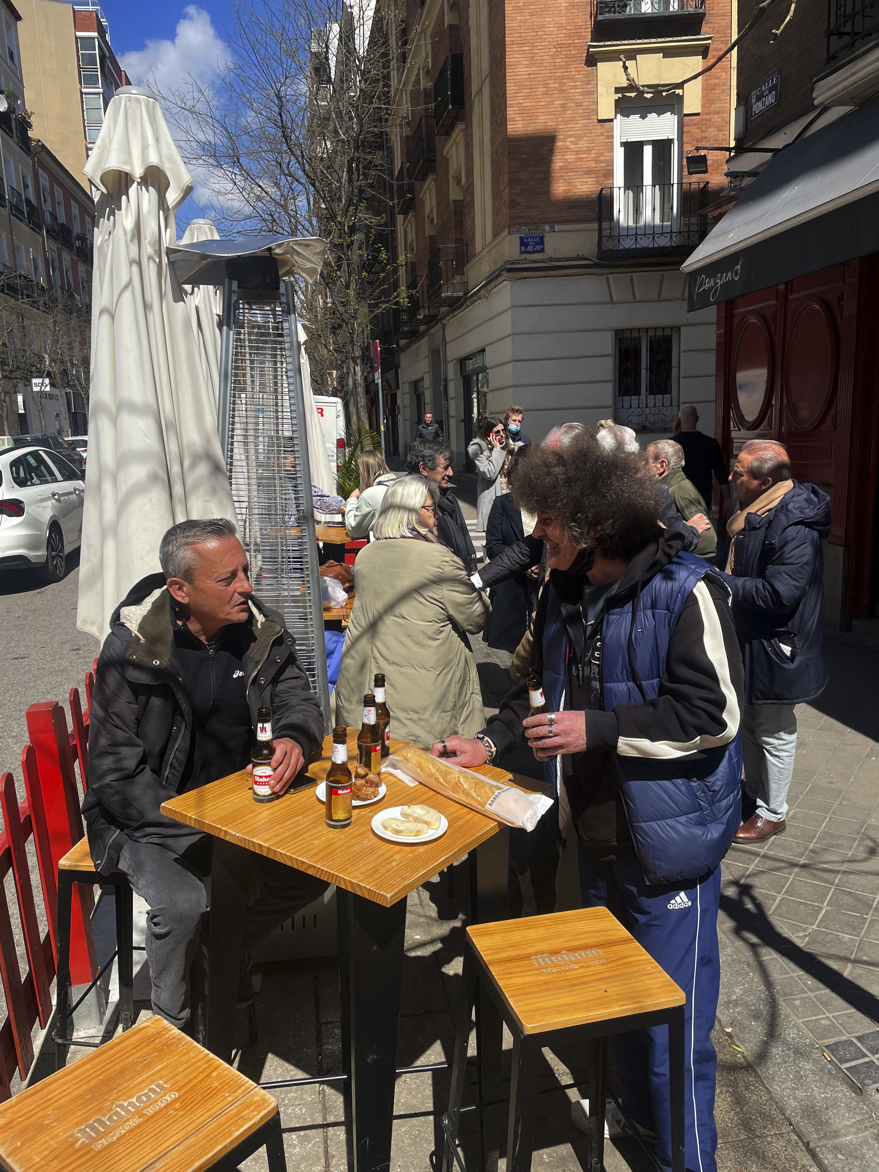 Varios clientes en una terraza de Madrid