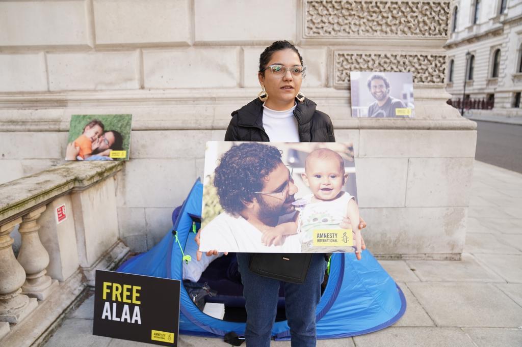 Sanaa Seif, hermana de Alaa Abd el-Fattah, protesta en Londres