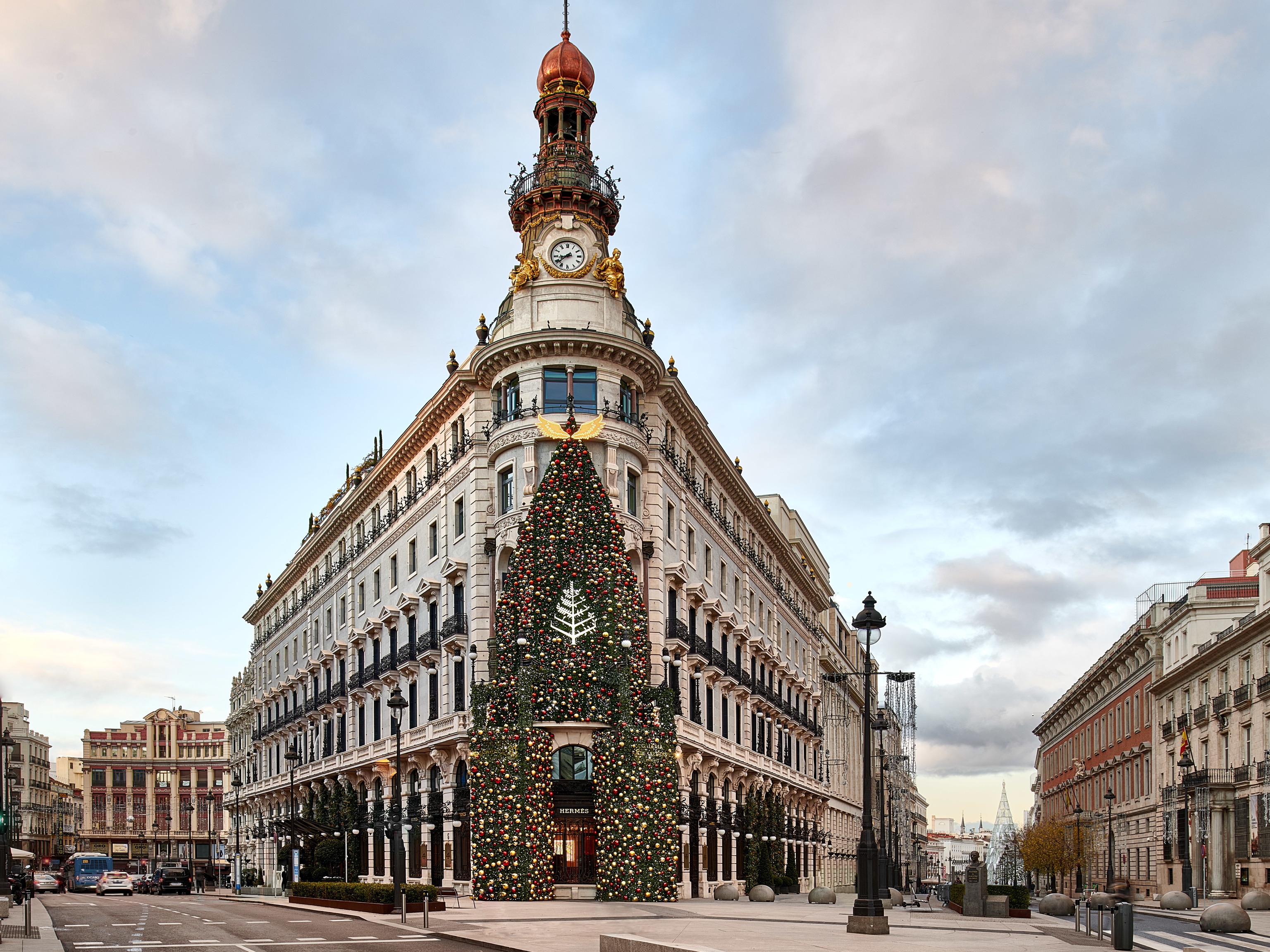 La fachada del Hotel Four Seasons, iluminada en Navidad.
