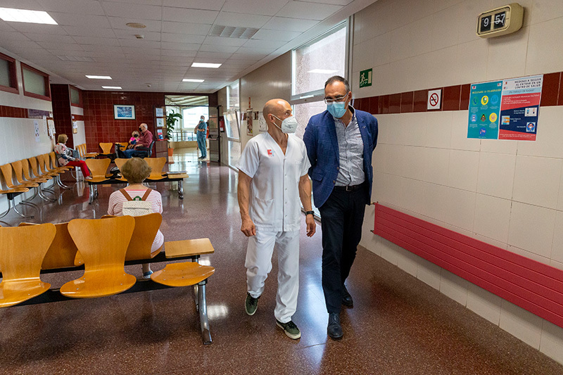 El consejero de Sanidad de Cantabria, Ral Pesquera, en una visita al Centro de Salud Covadonga.