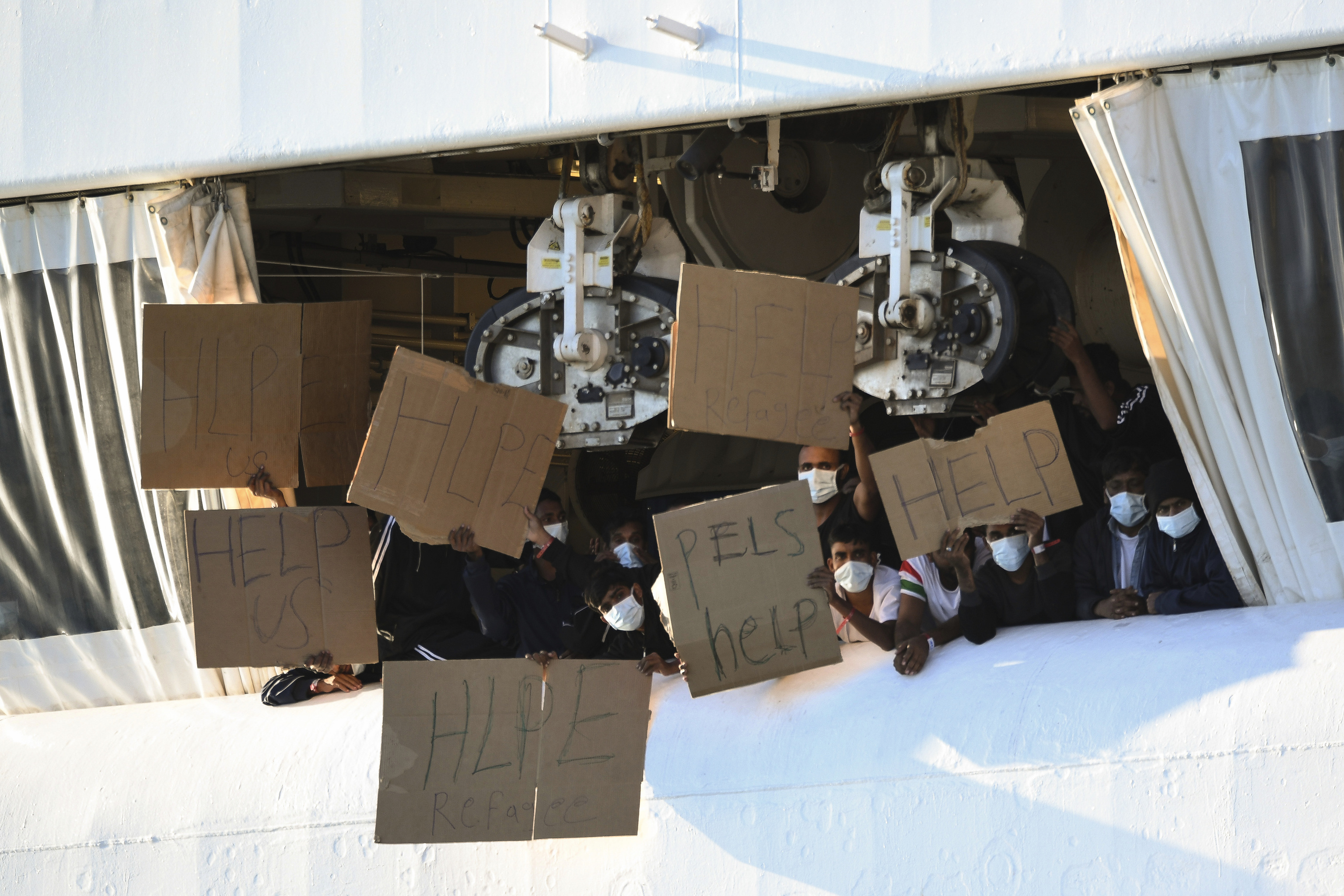 Inmigrantes, en un barco en Catania.
