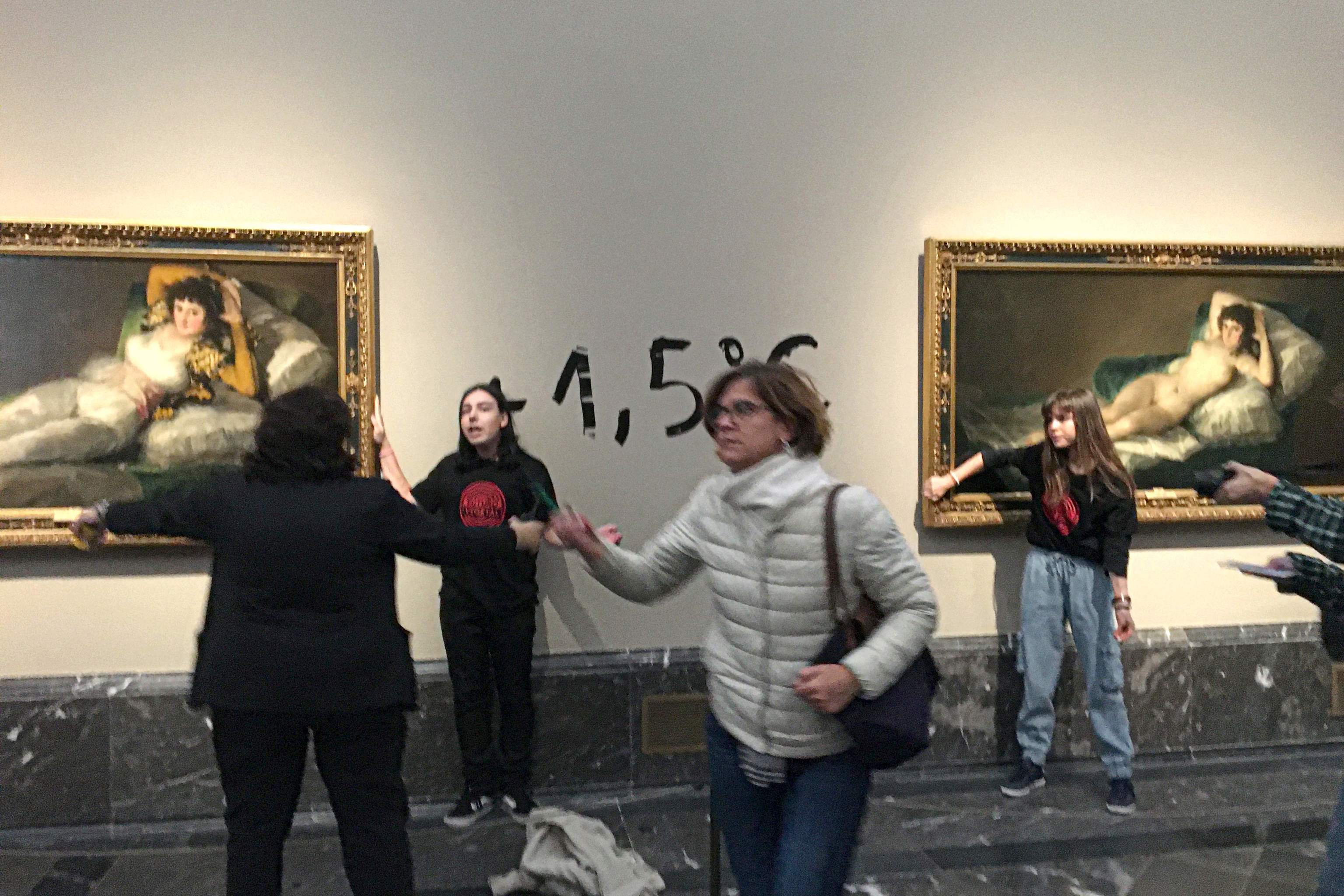 Dos activistas ecologistas protestan con sus manos pegadas en cuadros de Goya en el Museo del Prado.