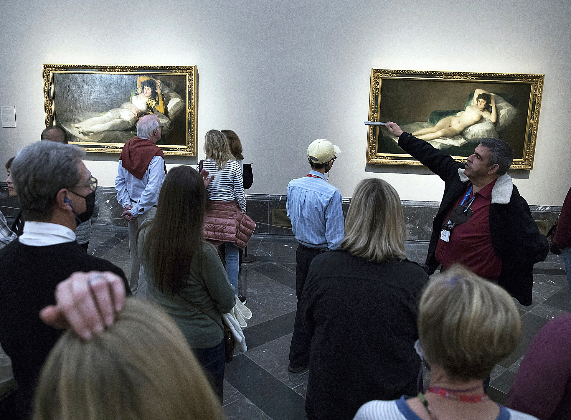 Turistas visitan las 'Majas' de Goya, ayer, en el Prado.