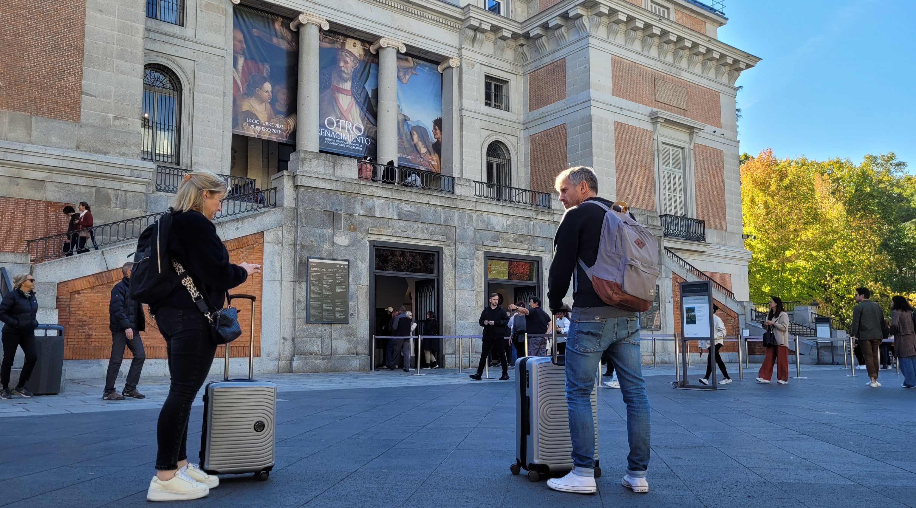 Turistas paseando frente al Prado.