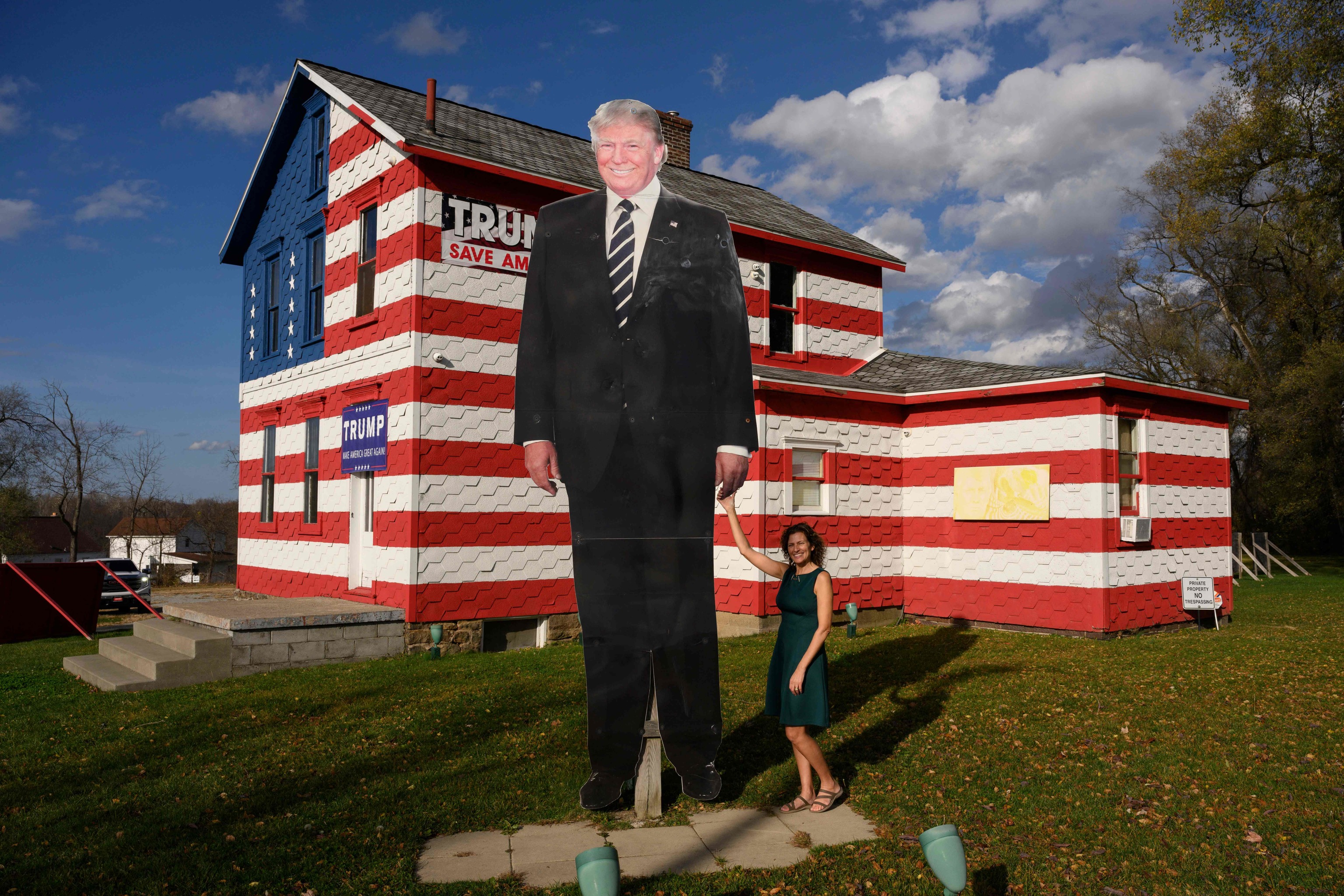 La candidata republicana por Pennsylvania, Leslie Rossi, posa con una figura de Donald Trump.