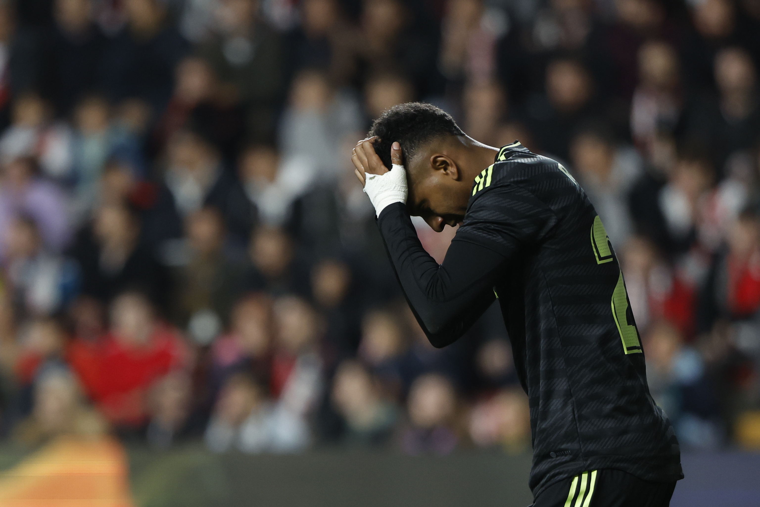 Rodrygo se lamenta de una ocasin fallada por el Real Madrid.