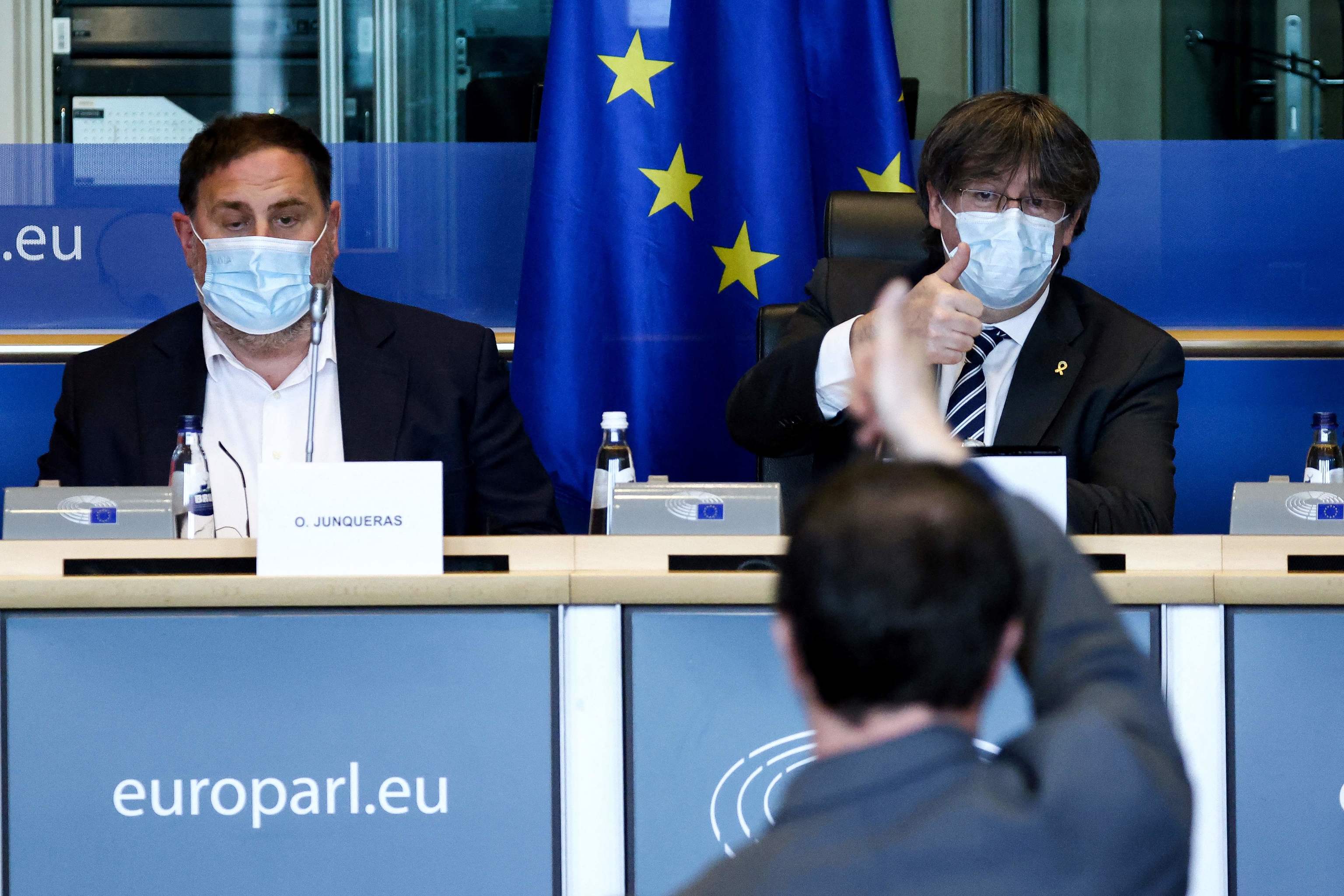 Oriol Junqueras y Carles Puigdemont, durante una rueda de prensa en la sede del Parlamento Europeo en Bruselas, en abril.