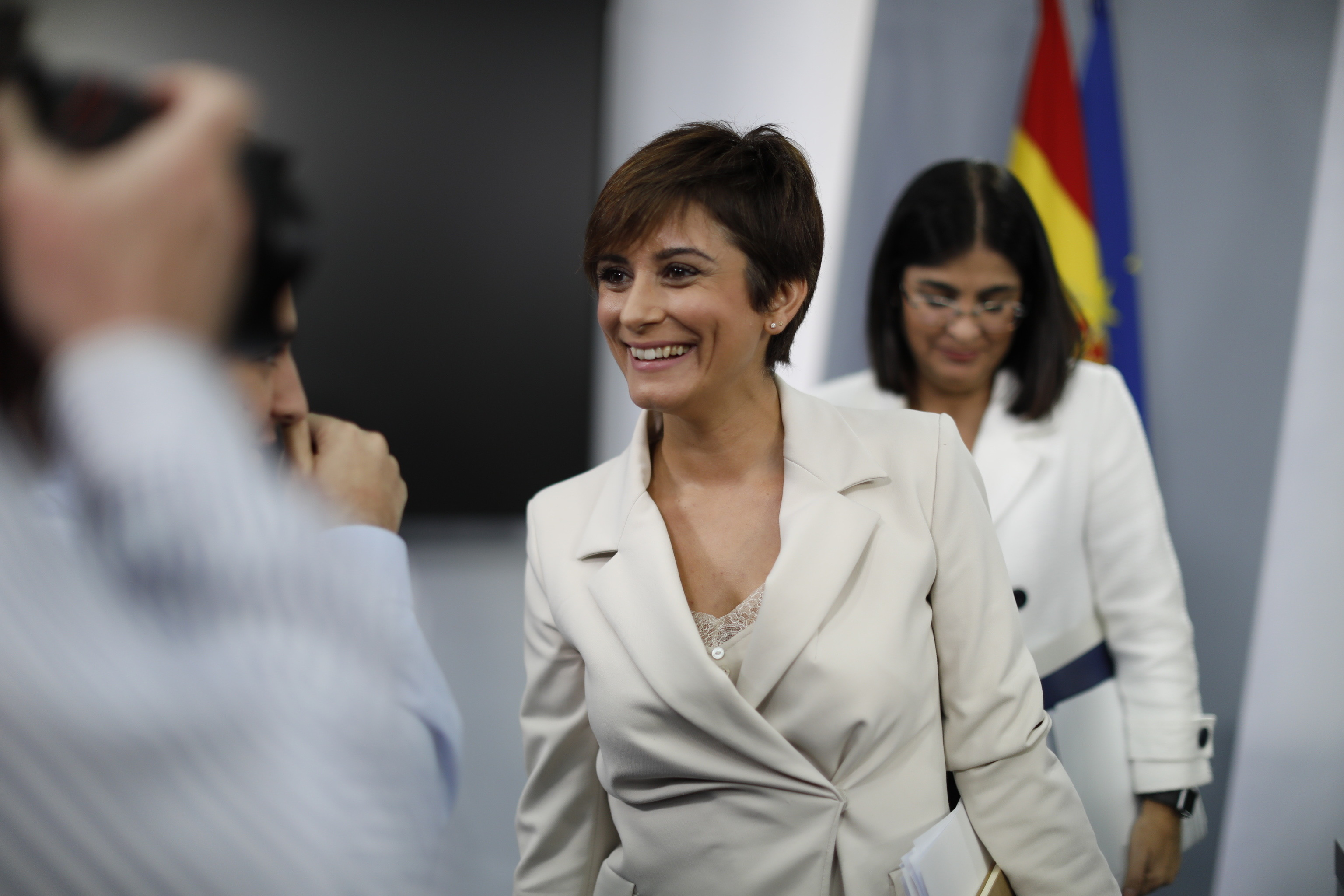 Las ministras Isabel Rodrguez y Carolina Darias, a su llegada a la rueda de prensa posterior al Consejo de Ministros.