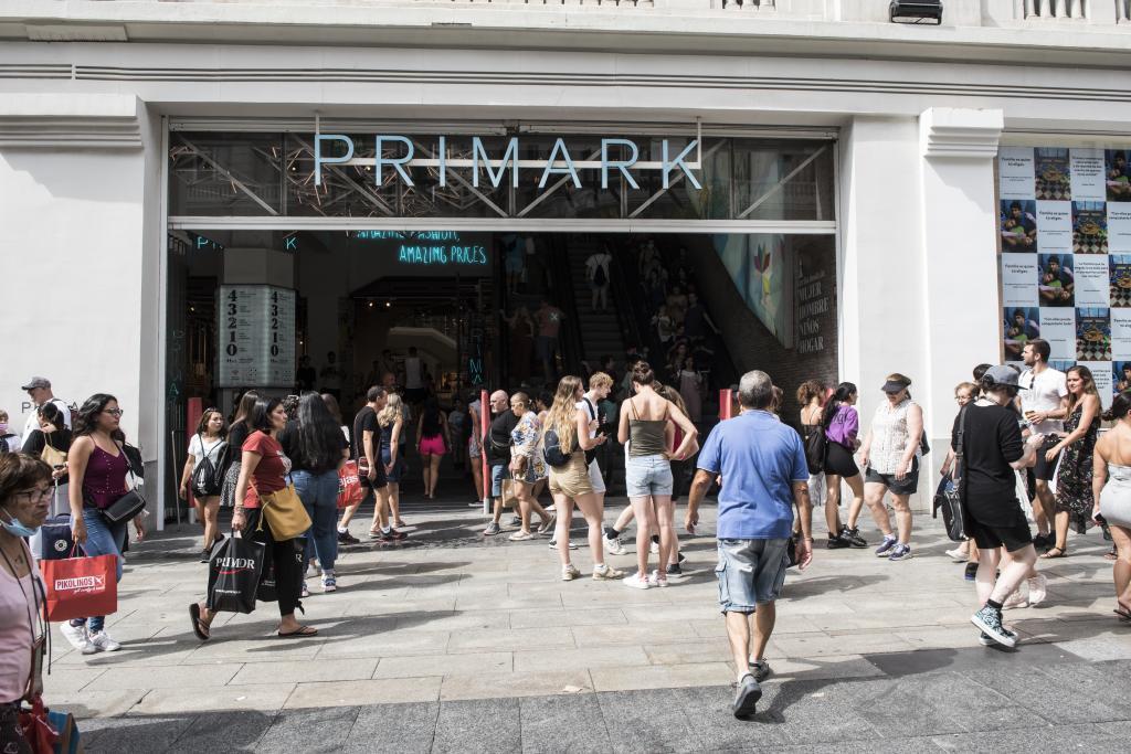 Turistas este verano en la tienda Primark de Gran Va (Madrid).