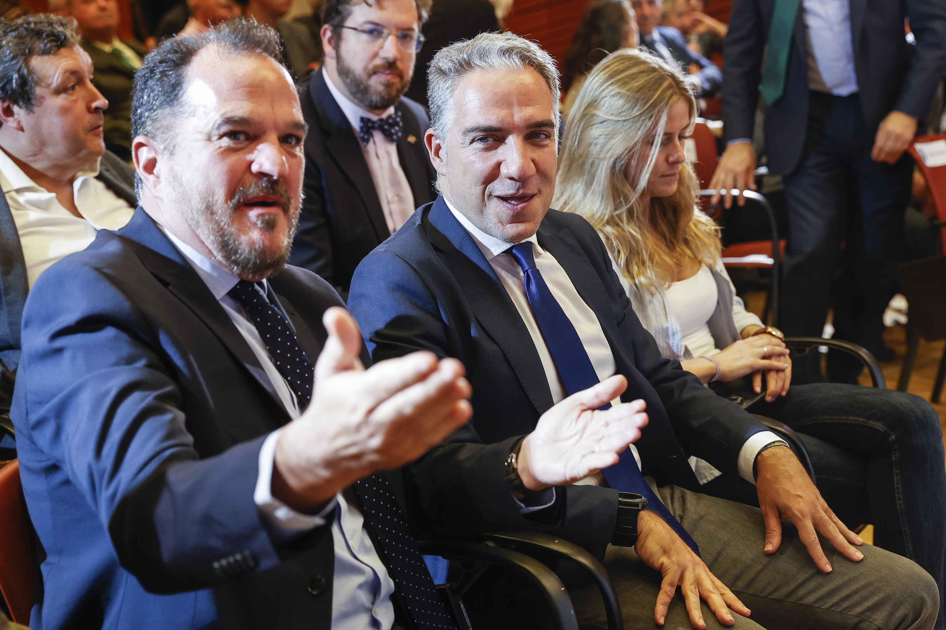 Carlos Iturgaiz junto a Elas Bendodo y Bea Fanjul durante el acto sobre Educacin celebrado por el PP en el palacio Euskalduna de Bilbao.