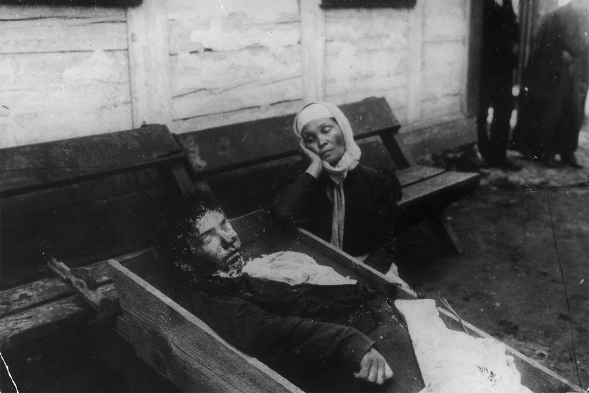 Imagen de alrededor de 1900 con la víctima de un pogromo.