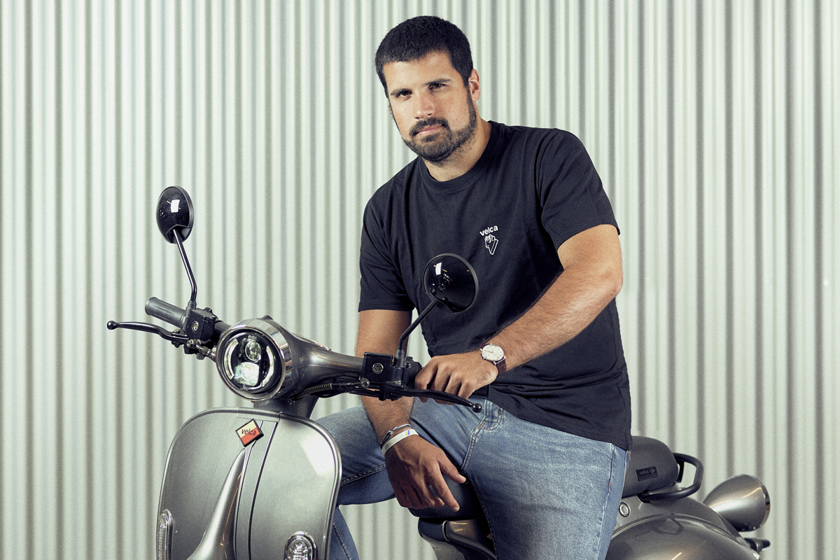 Emilio Froján, en una de las motos recargables de Velca