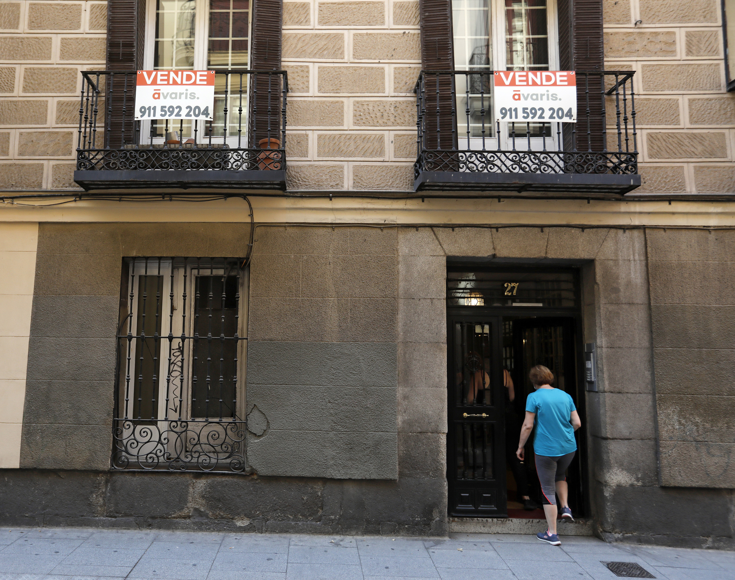 Carteles de se vende y se alquila en un bloque de viviendas en Madrid.