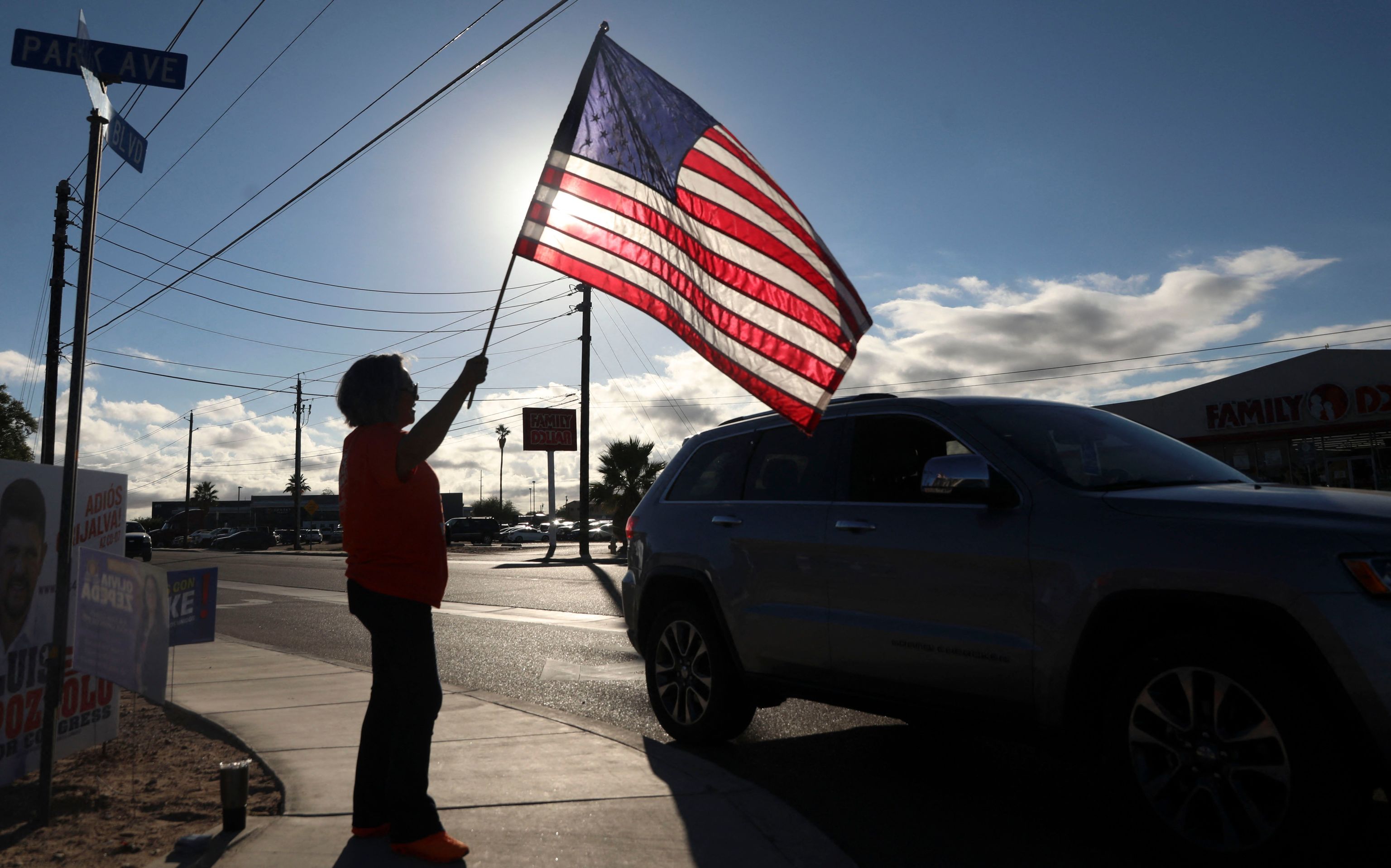 Una mujer con una bandera de EEUU en Arizona.